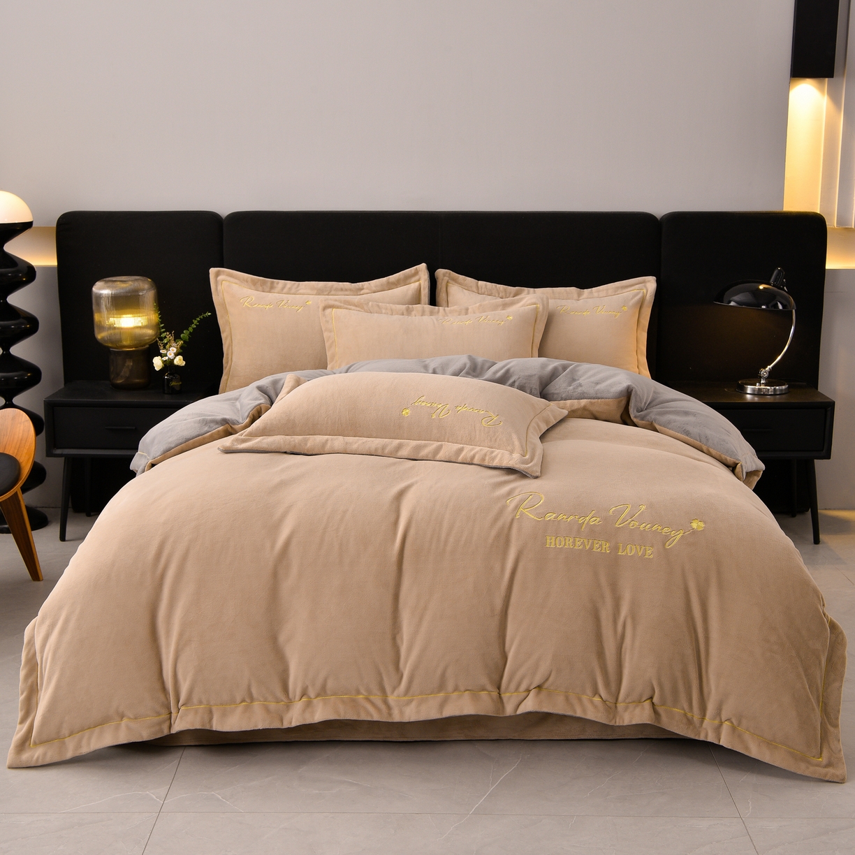 91家纺网 家纺一手货源 找家纺 湘雪家居  2025新款高克重纯色一字绣刺绣牛奶绒床单款床盖款四件套 提供买家秀 经典款-卡琪色