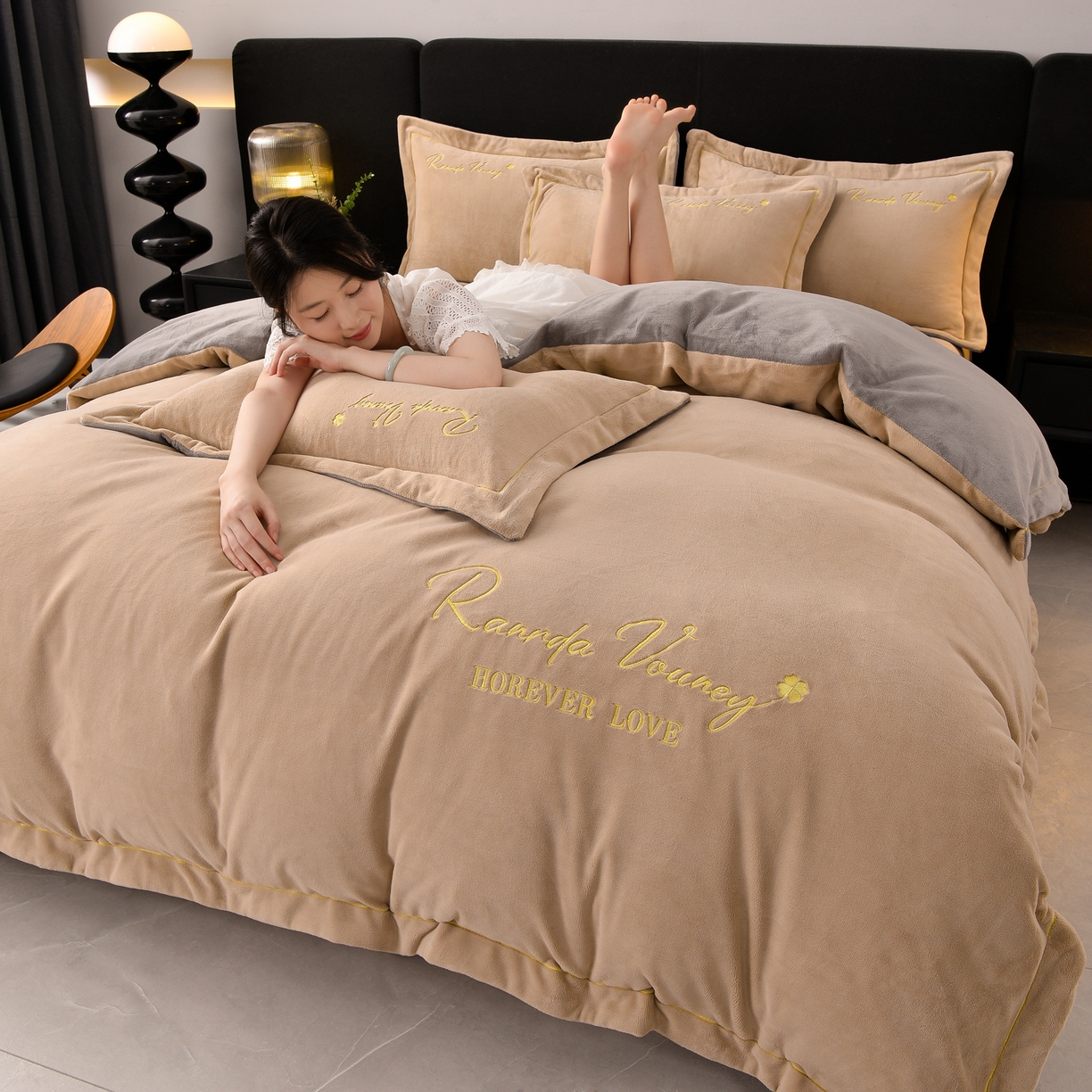 91家纺网 家纺一手货源 找家纺 湘雪家居  2025新款高克重纯色一字绣刺绣牛奶绒床单款床盖款四件套 提供买家秀 经典款-卡琪色