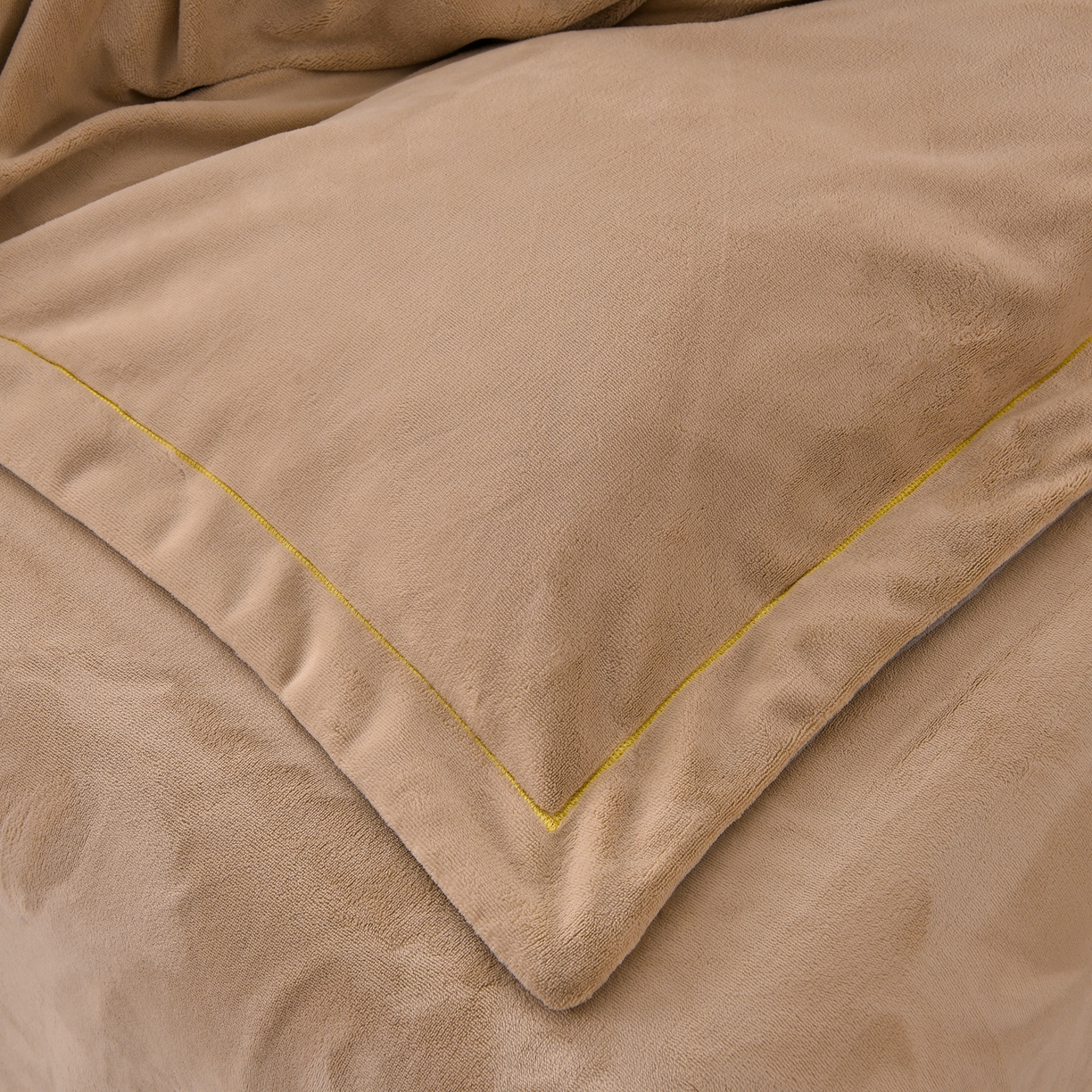 91家纺网 家纺一手货源 找家纺 湘雪家居  2025新款高克重纯色一字绣刺绣牛奶绒床单款床盖款四件套 提供买家秀 经典款-卡琪色