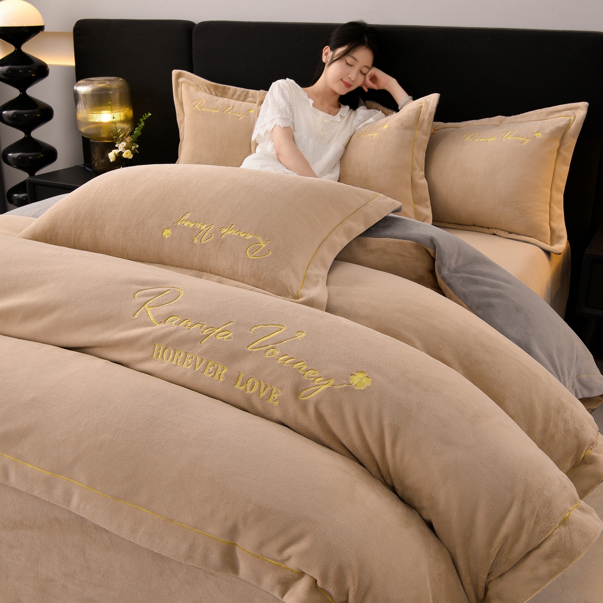 湘雪家居  2025新款高克重纯色一字绣刺绣牛奶绒床单款床盖款四件套 提供买家秀 经典款-卡琪色