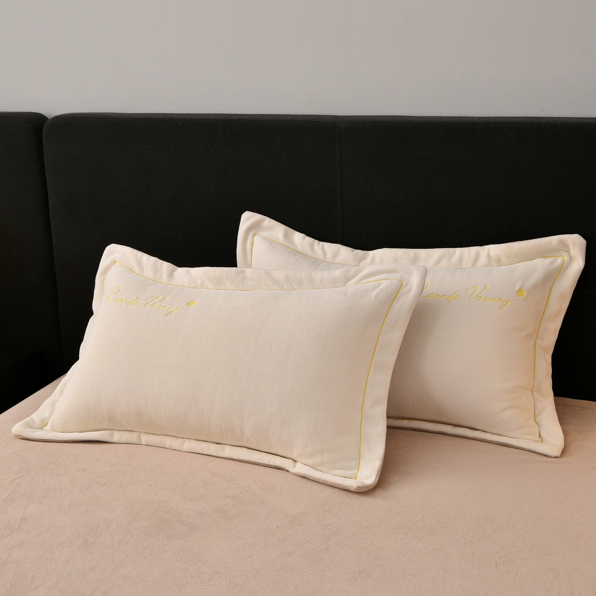 91家纺网 家纺一手货源 找家纺 湘雪家居  2025新款高克重纯色一字绣刺绣牛奶绒床单款床盖款四件套 提供买家秀 经典款-奶白色