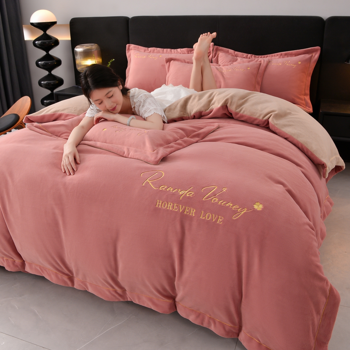 91家纺网 家纺一手货源 找家纺 湘雪家居  2025新款高克重纯色一字绣刺绣牛奶绒床单款床盖款四件套 提供买家秀 经典款-浅豆沙