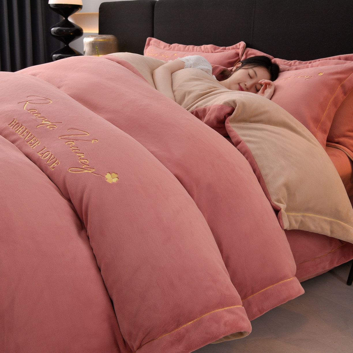 91家纺网 家纺一手货源 找家纺 湘雪家居  2025新款高克重纯色一字绣刺绣牛奶绒床单款床盖款四件套 提供买家秀 经典款-浅豆沙