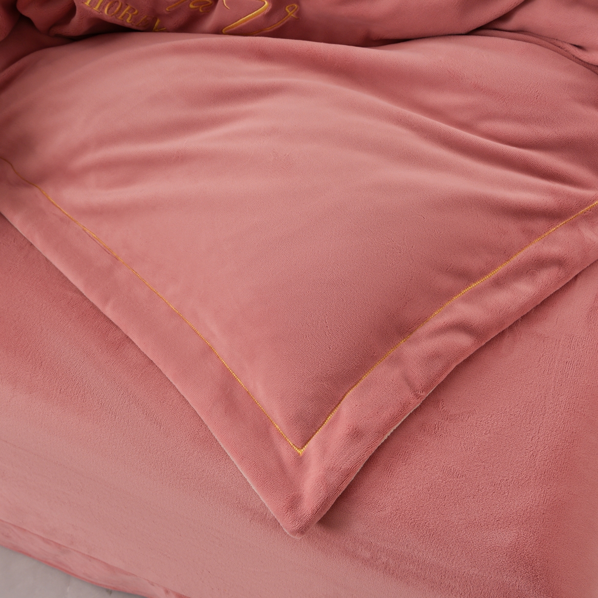 91家纺网 家纺一手货源 找家纺 湘雪家居  2025新款高克重纯色一字绣刺绣牛奶绒床单款床盖款四件套 提供买家秀 经典款-浅豆沙