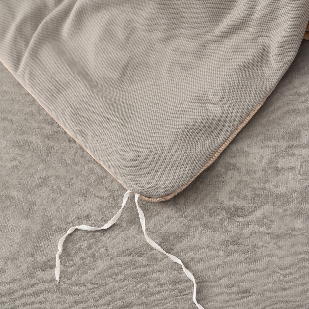 91家纺网 家纺一手货源 找家纺 湘雪家居  2025新款高克重纯色一字绣刺绣牛奶绒床单款床盖款四件套 提供买家秀 经典款-浅灰色