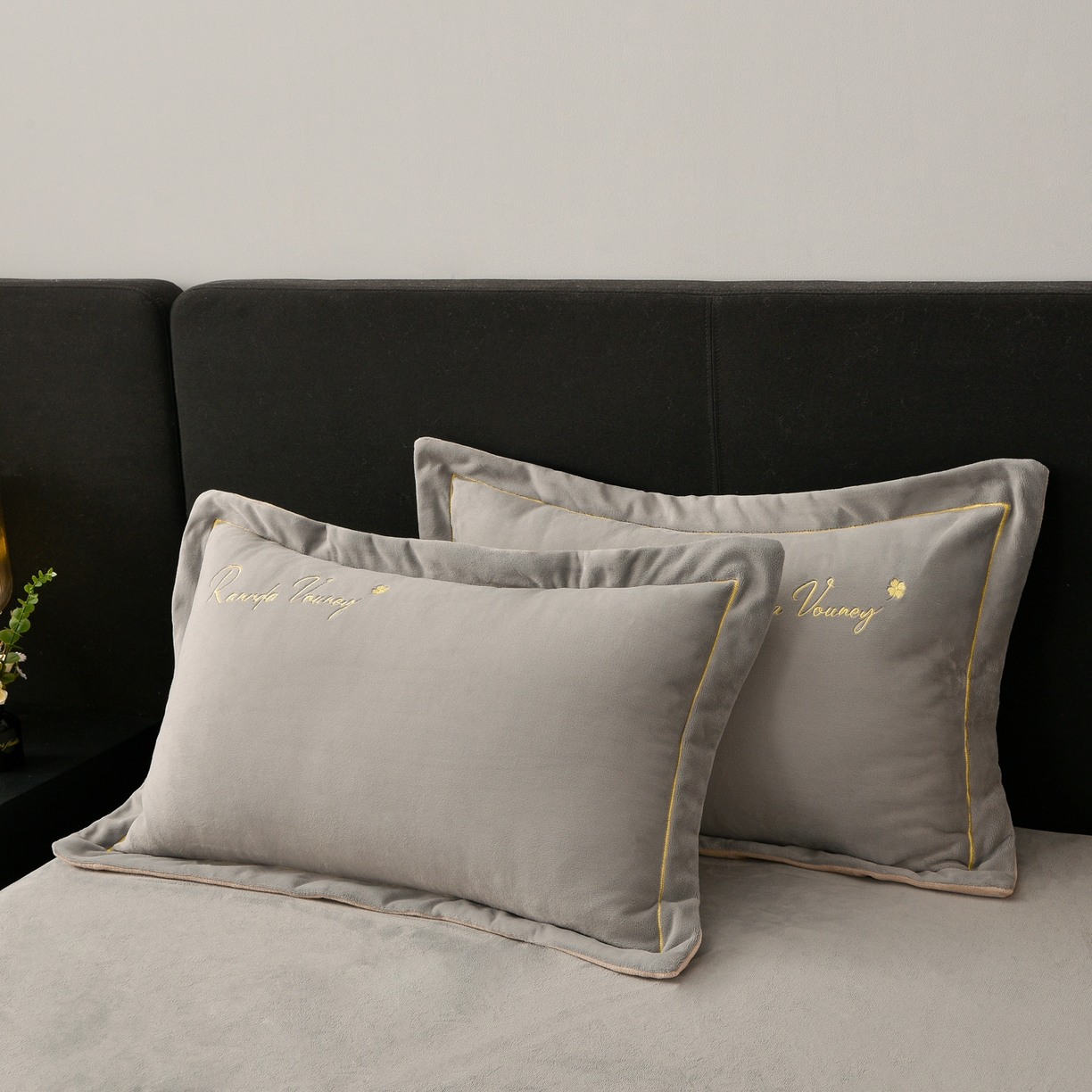 91家纺网 家纺一手货源 找家纺 湘雪家居  2025新款高克重纯色一字绣刺绣牛奶绒床单款床盖款四件套 提供买家秀 经典款-浅灰色