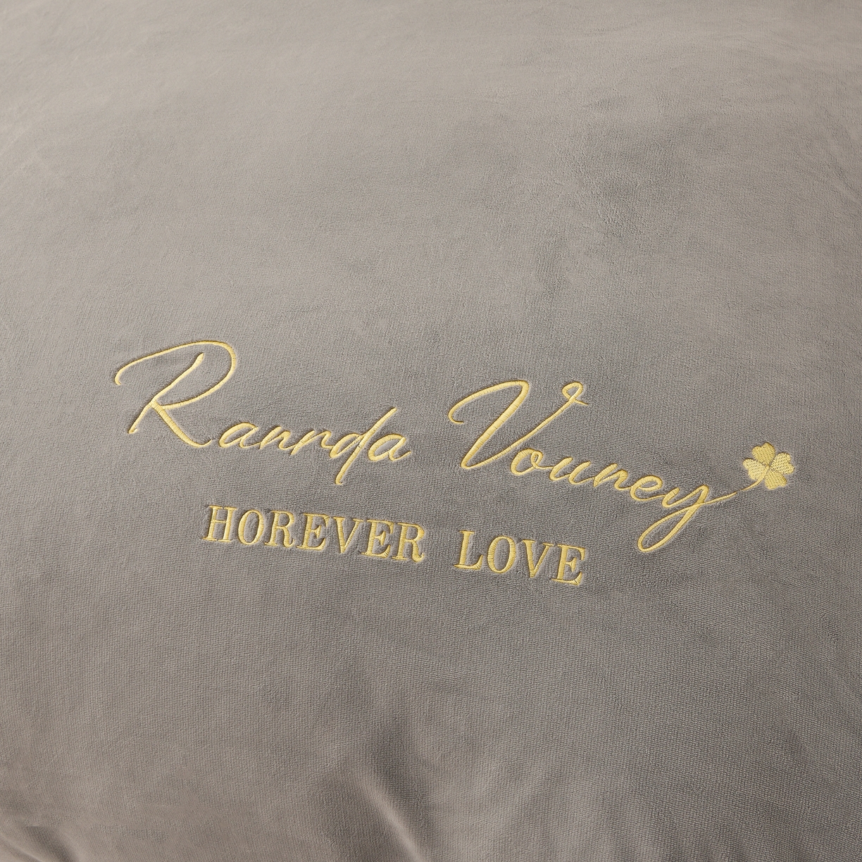 91家纺网 家纺一手货源 找家纺 湘雪家居  2025新款高克重纯色一字绣刺绣牛奶绒床单款床盖款四件套 提供买家秀 经典款-浅灰色