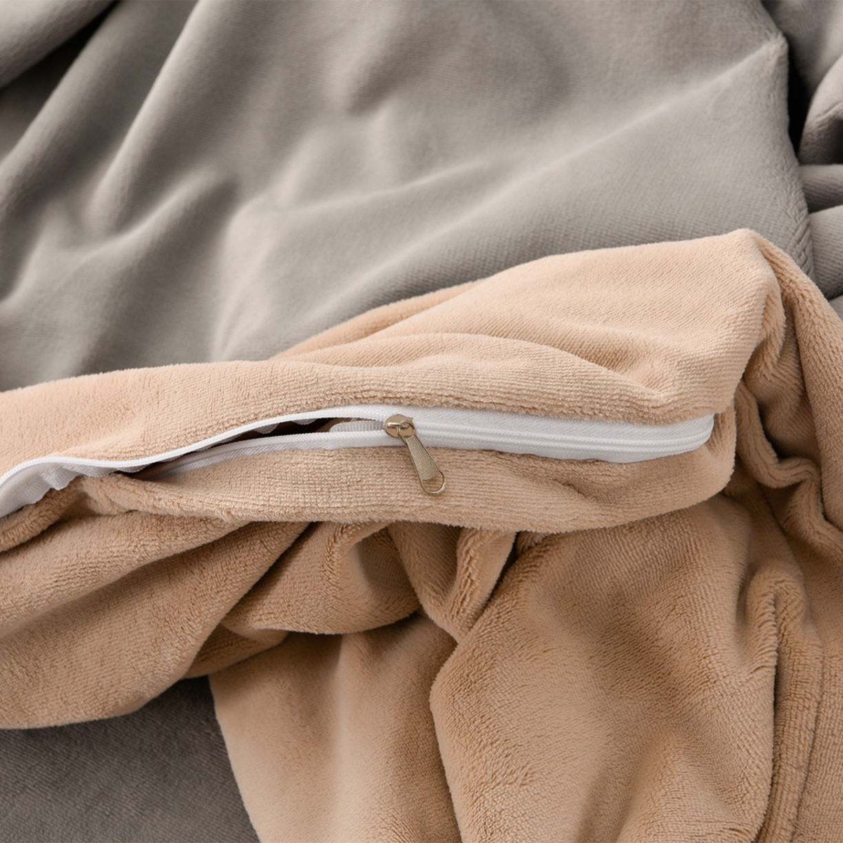 91家纺网 家纺一手货源 找家纺 湘雪家居  2025新款高克重纯色一字绣刺绣牛奶绒床单款床盖款四件套 提供买家秀 经典款-浅灰色