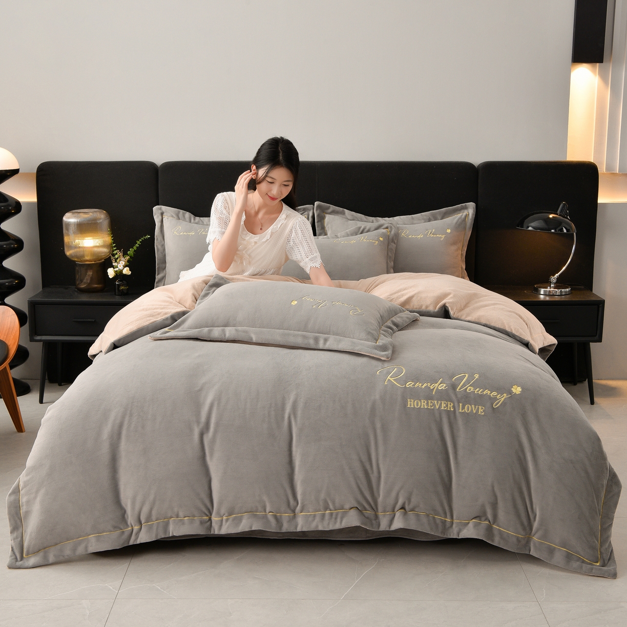 91家纺网 家纺一手货源 找家纺 湘雪家居  2025新款高克重纯色一字绣刺绣牛奶绒床单款床盖款四件套 提供买家秀 经典款-浅灰色