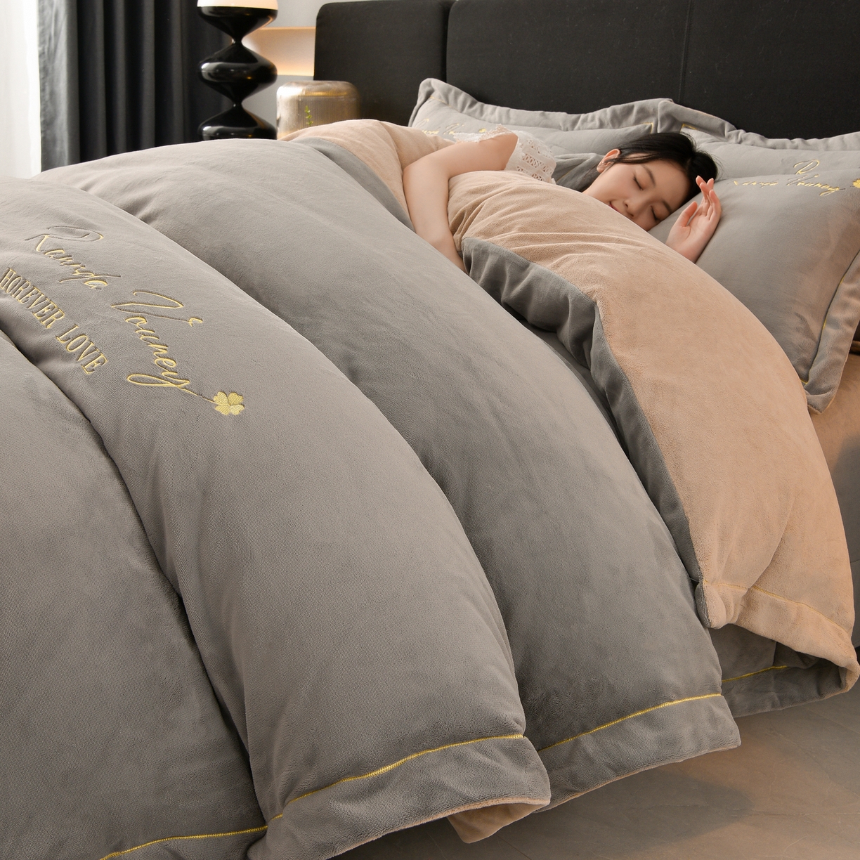 91家纺网 家纺一手货源 找家纺 湘雪家居  2025新款高克重纯色一字绣刺绣牛奶绒床单款床盖款四件套 提供买家秀 经典款-浅灰色
