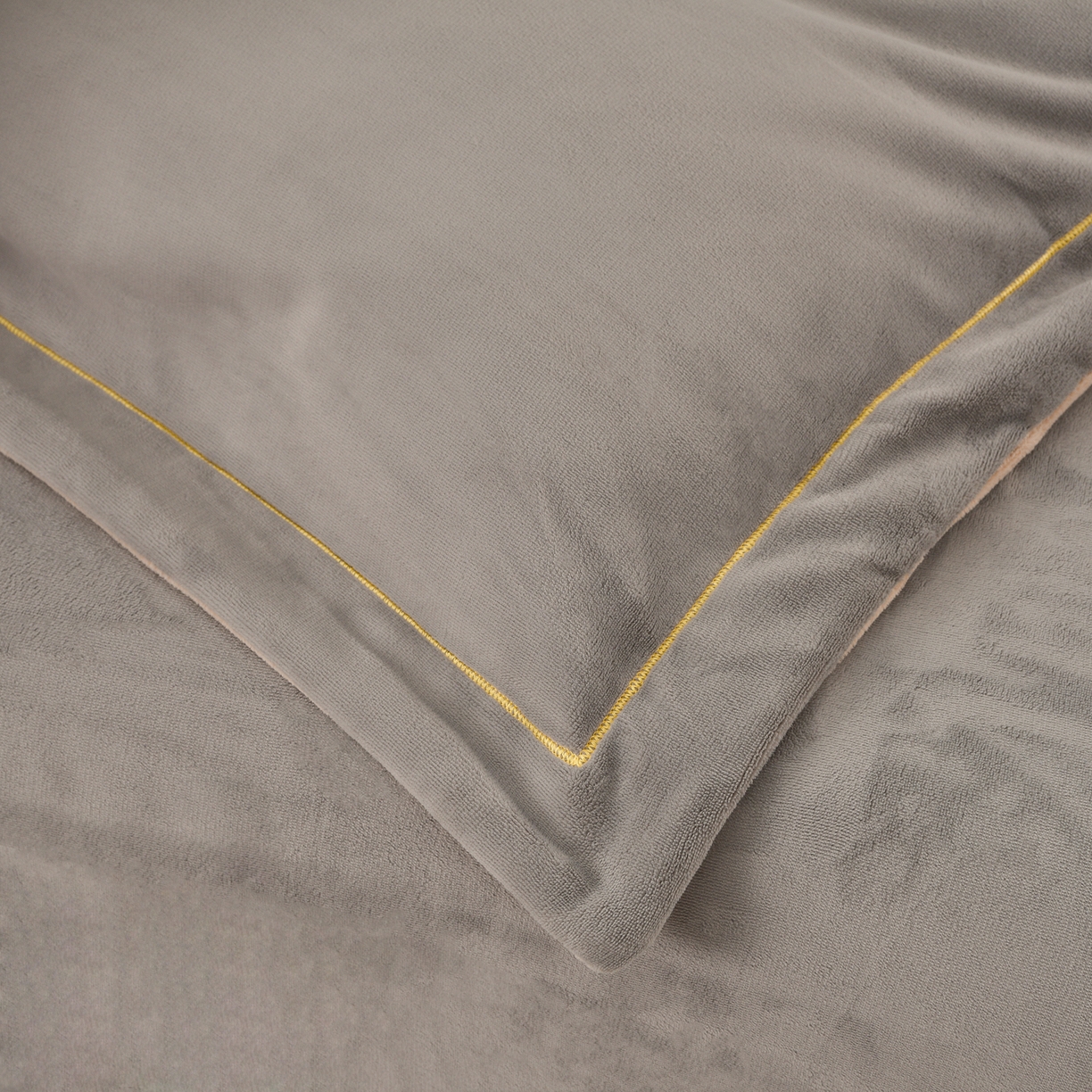 91家纺网 家纺一手货源 找家纺 湘雪家居  2025新款高克重纯色一字绣刺绣牛奶绒床单款床盖款四件套 提供买家秀 经典款-浅灰色