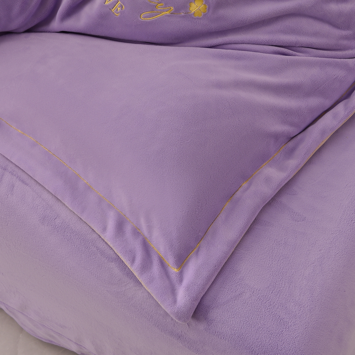 91家纺网 家纺一手货源 找家纺 湘雪家居  2025新款高克重纯色一字绣刺绣牛奶绒床单款床盖款四件套 提供买家秀 经典款-熏韵紫