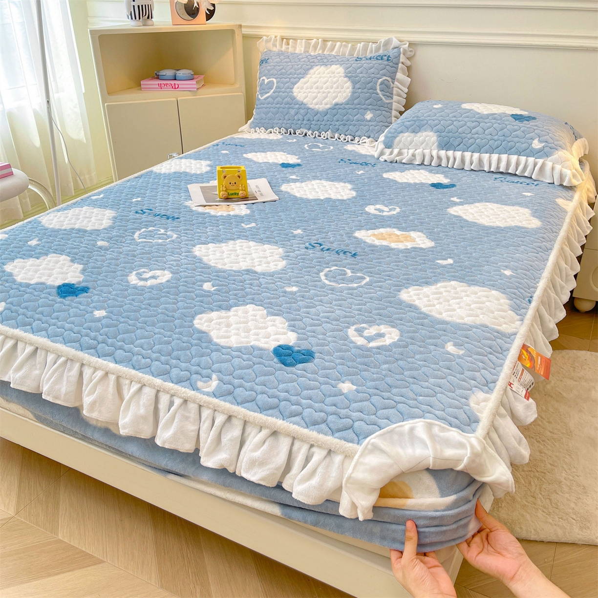 91家纺网 家纺一手货源 找家纺 雯豆家纺 2025新款牛奶绒花边床笠单床笠单品床笠单件床笠 牛奶绒花边床笠-爱心云