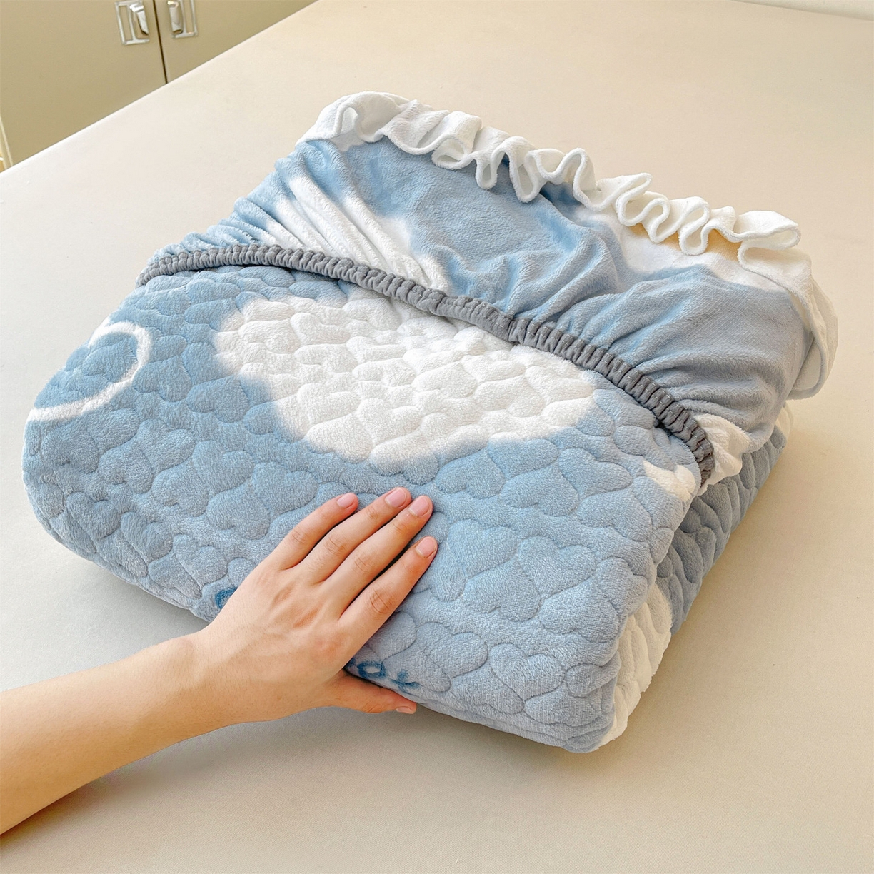 91家纺网 家纺一手货源 找家纺 雯豆家纺 2025新款牛奶绒花边床笠单床笠单品床笠单件床笠 牛奶绒花边床笠-爱心云