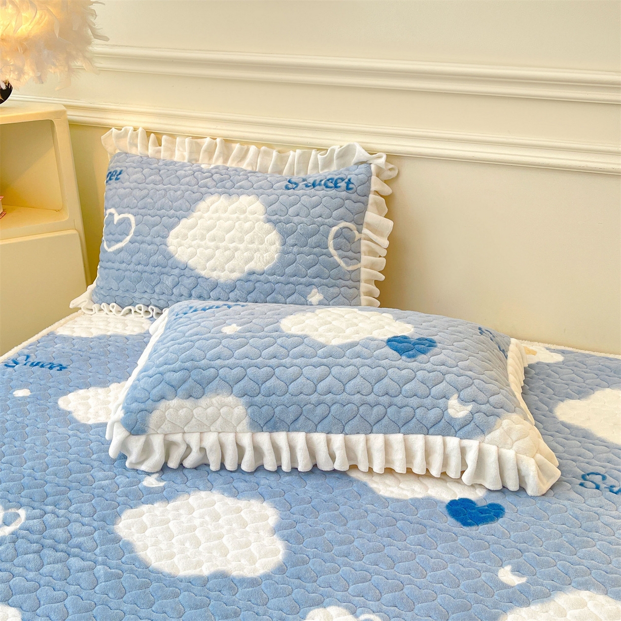 91家纺网 家纺一手货源 找家纺 雯豆家纺 2025新款牛奶绒花边床笠单床笠单品床笠单件床笠 牛奶绒花边床笠-爱心云