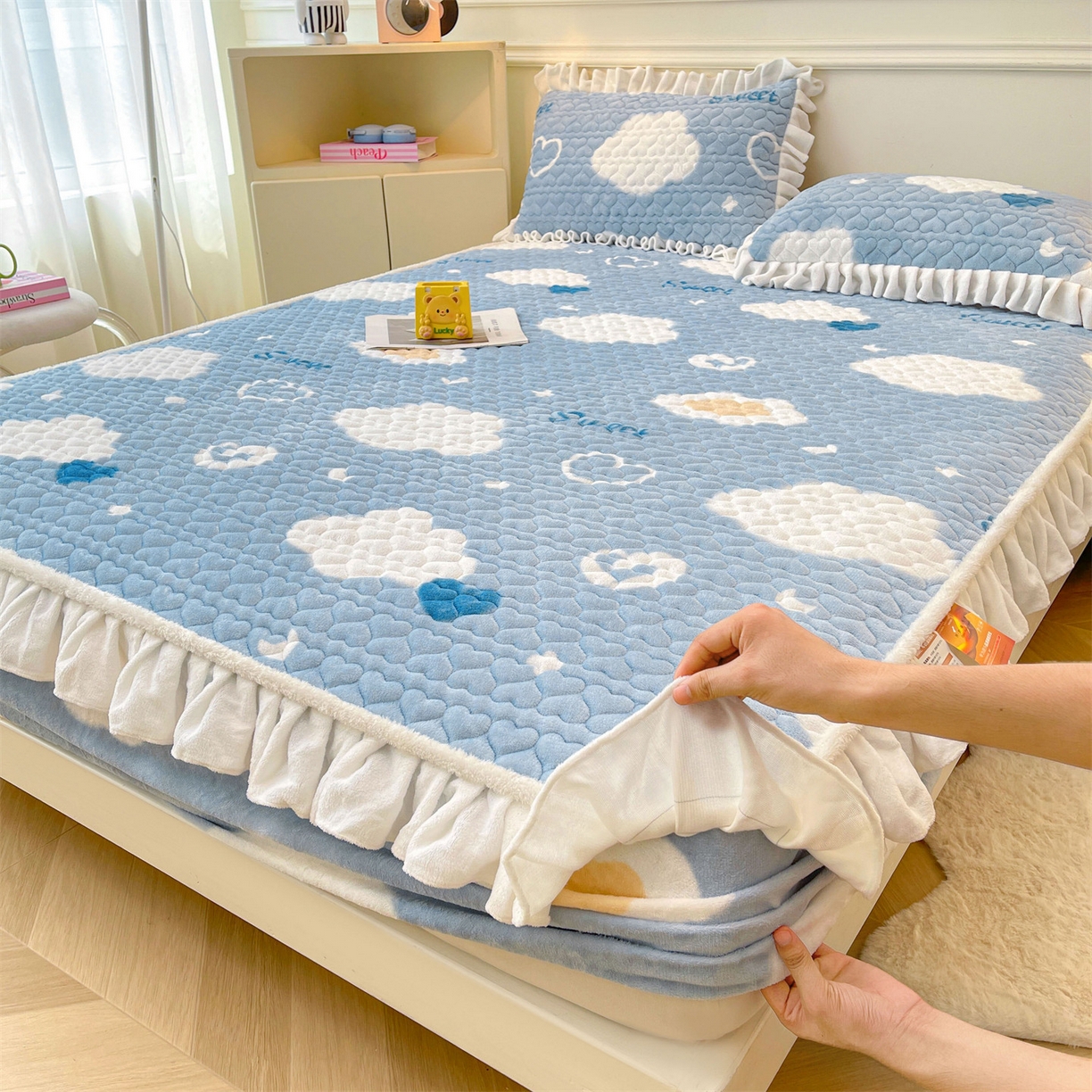 91家纺网 家纺一手货源 找家纺 雯豆家纺 2025新款牛奶绒花边床笠单床笠单品床笠单件床笠 牛奶绒花边床笠-爱心云