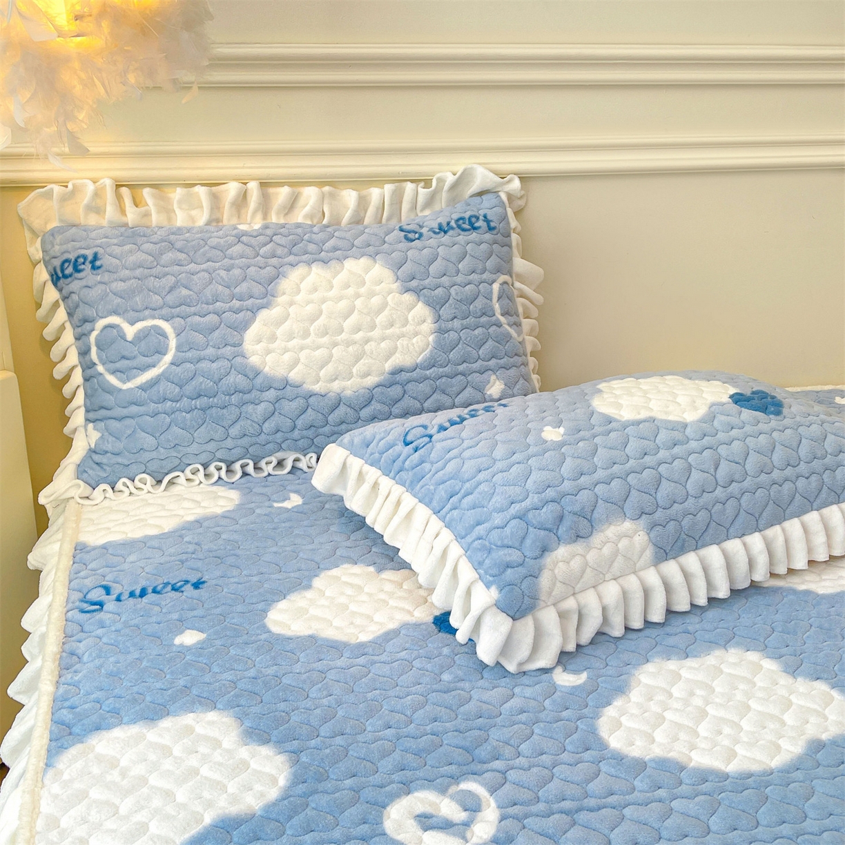 91家纺网 家纺一手货源 找家纺 雯豆家纺 2025新款牛奶绒花边床笠单床笠单品床笠单件床笠 牛奶绒花边床笠-爱心云