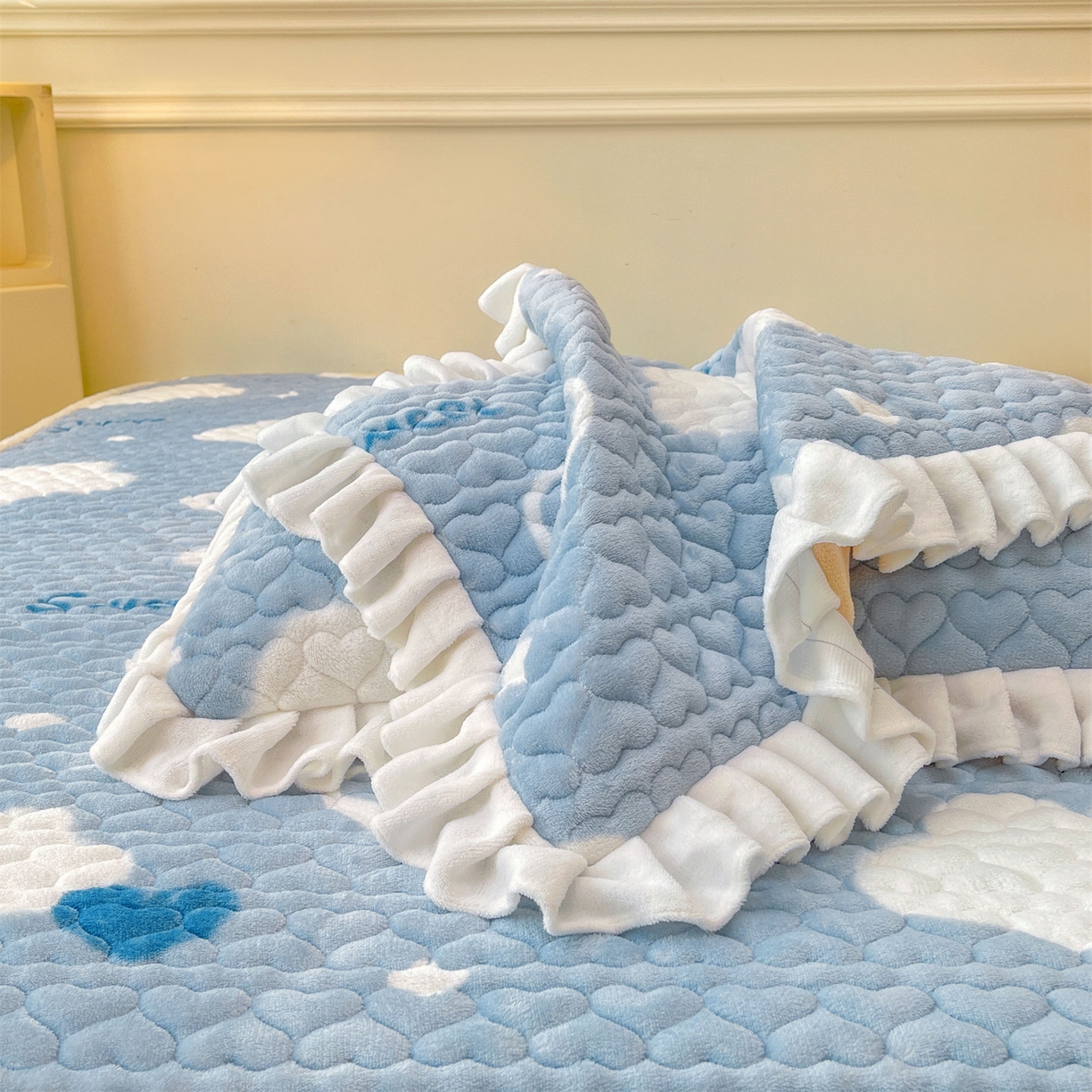 91家纺网 家纺一手货源 找家纺 雯豆家纺 2025新款牛奶绒花边床笠单床笠单品床笠单件床笠 牛奶绒花边床笠-爱心云