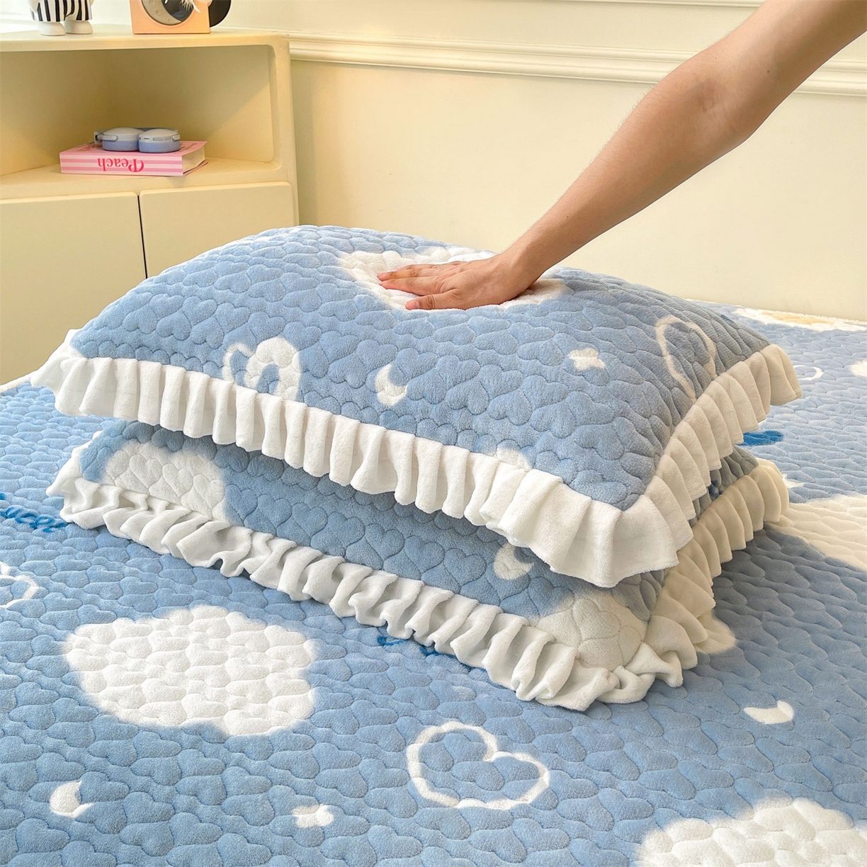 91家纺网 家纺一手货源 找家纺 雯豆家纺 2025新款牛奶绒花边床笠单床笠单品床笠单件床笠 牛奶绒花边床笠-爱心云