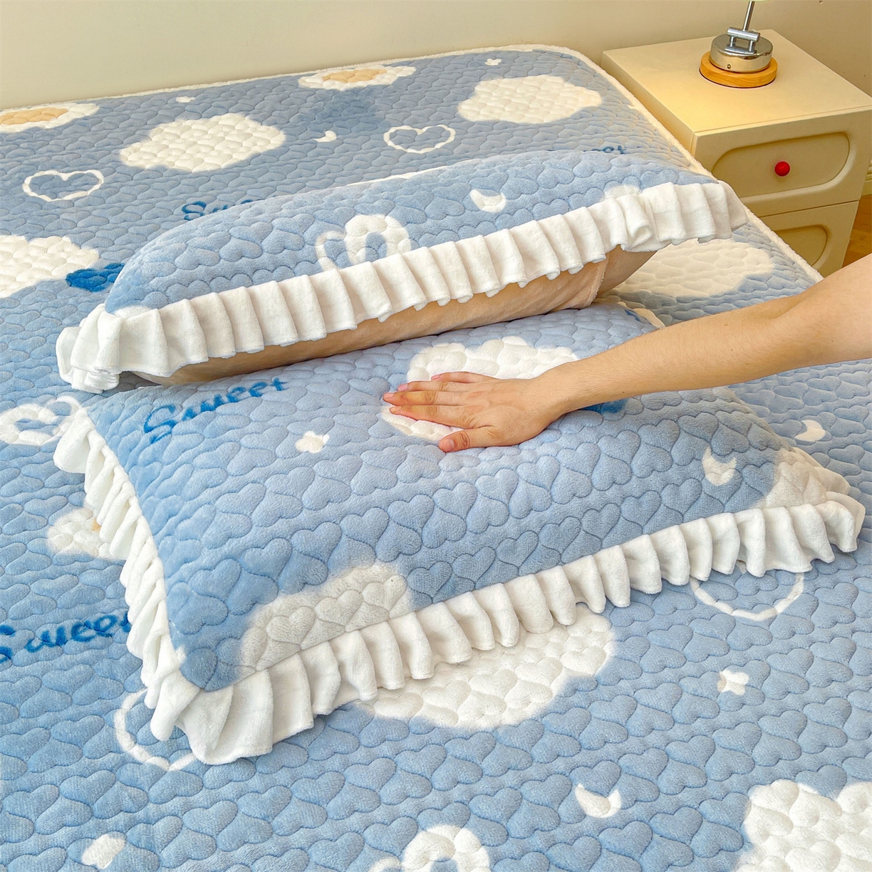 91家纺网 家纺一手货源 找家纺 雯豆家纺 2025新款牛奶绒花边床笠单床笠单品床笠单件床笠 牛奶绒花边床笠-爱心云