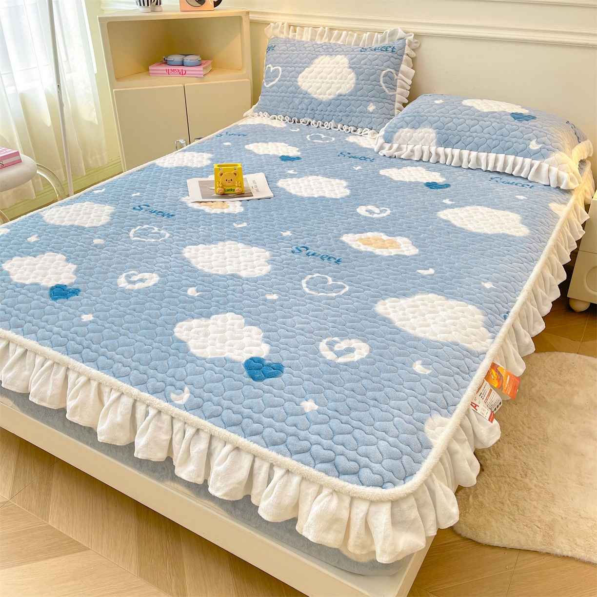 91家纺网 家纺一手货源 找家纺 雯豆家纺 2025新款牛奶绒花边床笠单床笠单品床笠单件床笠 牛奶绒花边床笠-爱心云