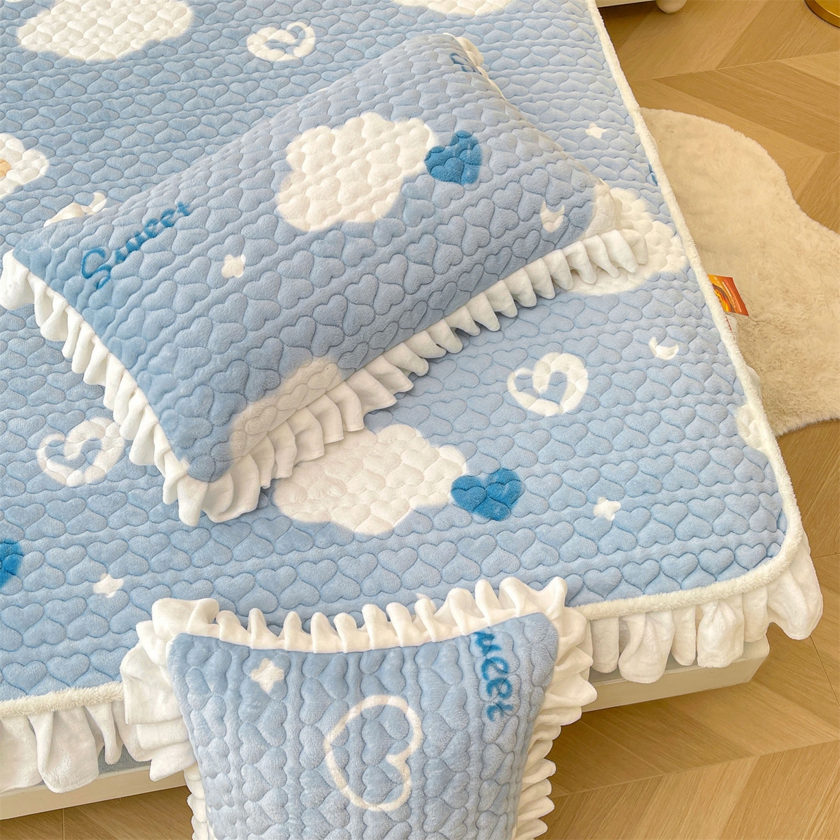 91家纺网 家纺一手货源 找家纺 雯豆家纺 2025新款牛奶绒花边床笠单床笠单品床笠单件床笠 牛奶绒花边床笠-爱心云