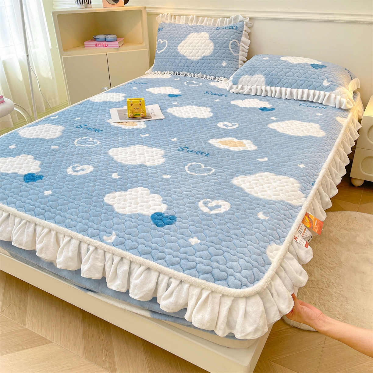 91家纺网 家纺一手货源 找家纺 雯豆家纺 2025新款牛奶绒花边床笠单床笠单品床笠单件床笠 牛奶绒花边床笠-爱心云