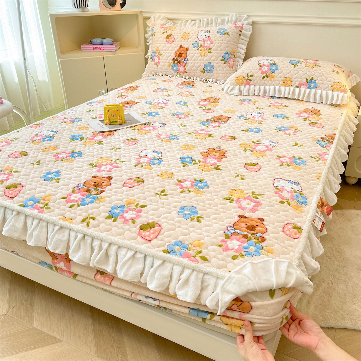 91家纺网 家纺一手货源 找家纺 雯豆家纺 2025新款牛奶绒花边床笠单床笠单品床笠单件床笠 牛奶绒花边床笠-彩色萌宠