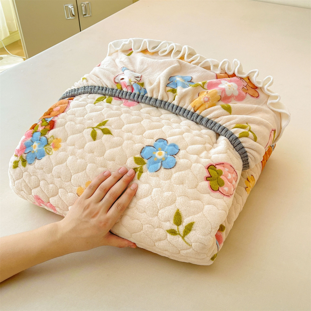 91家纺网 家纺一手货源 找家纺 雯豆家纺 2025新款牛奶绒花边床笠单床笠单品床笠单件床笠 牛奶绒花边床笠-彩色萌宠