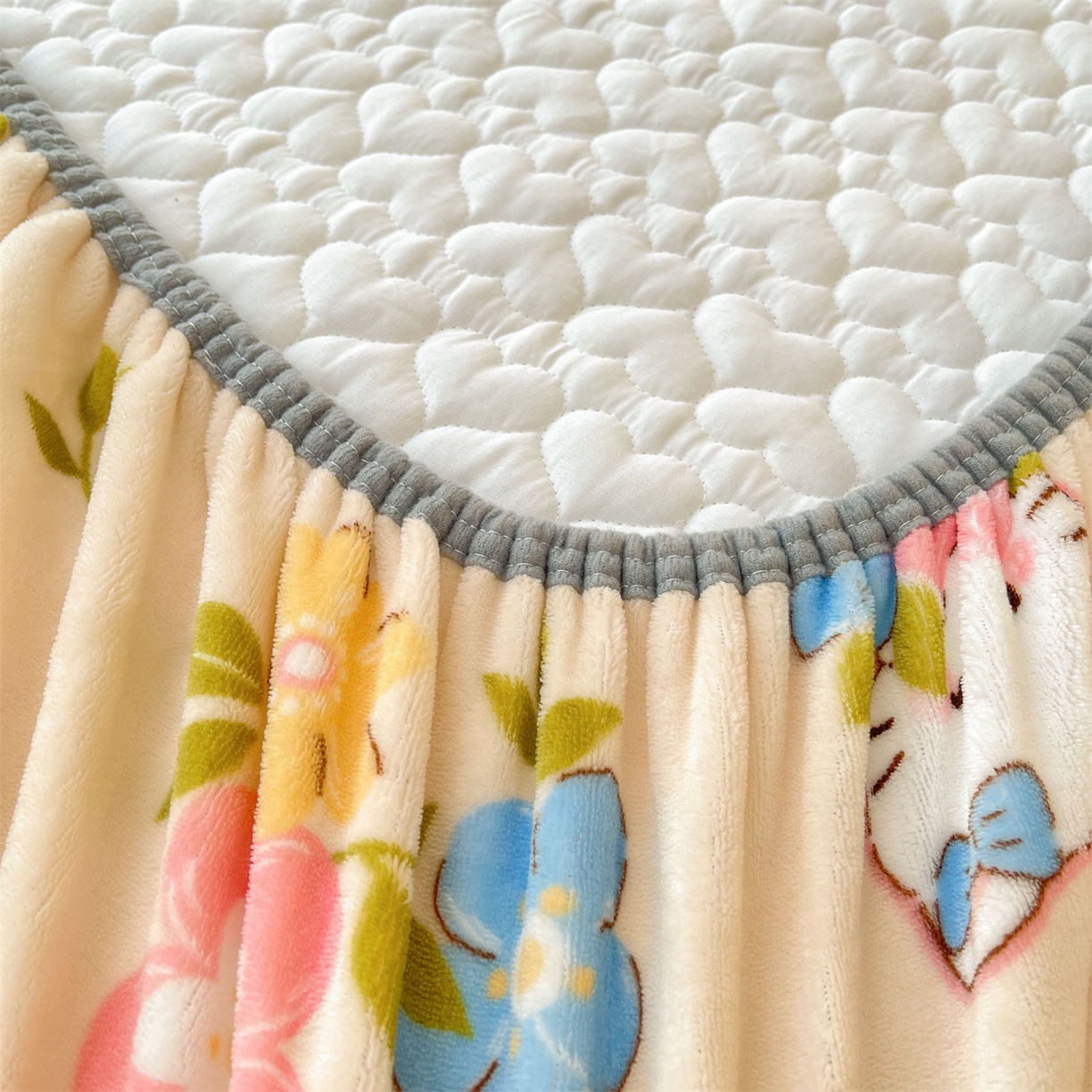 91家纺网 家纺一手货源 找家纺 雯豆家纺 2025新款牛奶绒花边床笠单床笠单品床笠单件床笠 牛奶绒花边床笠-彩色萌宠