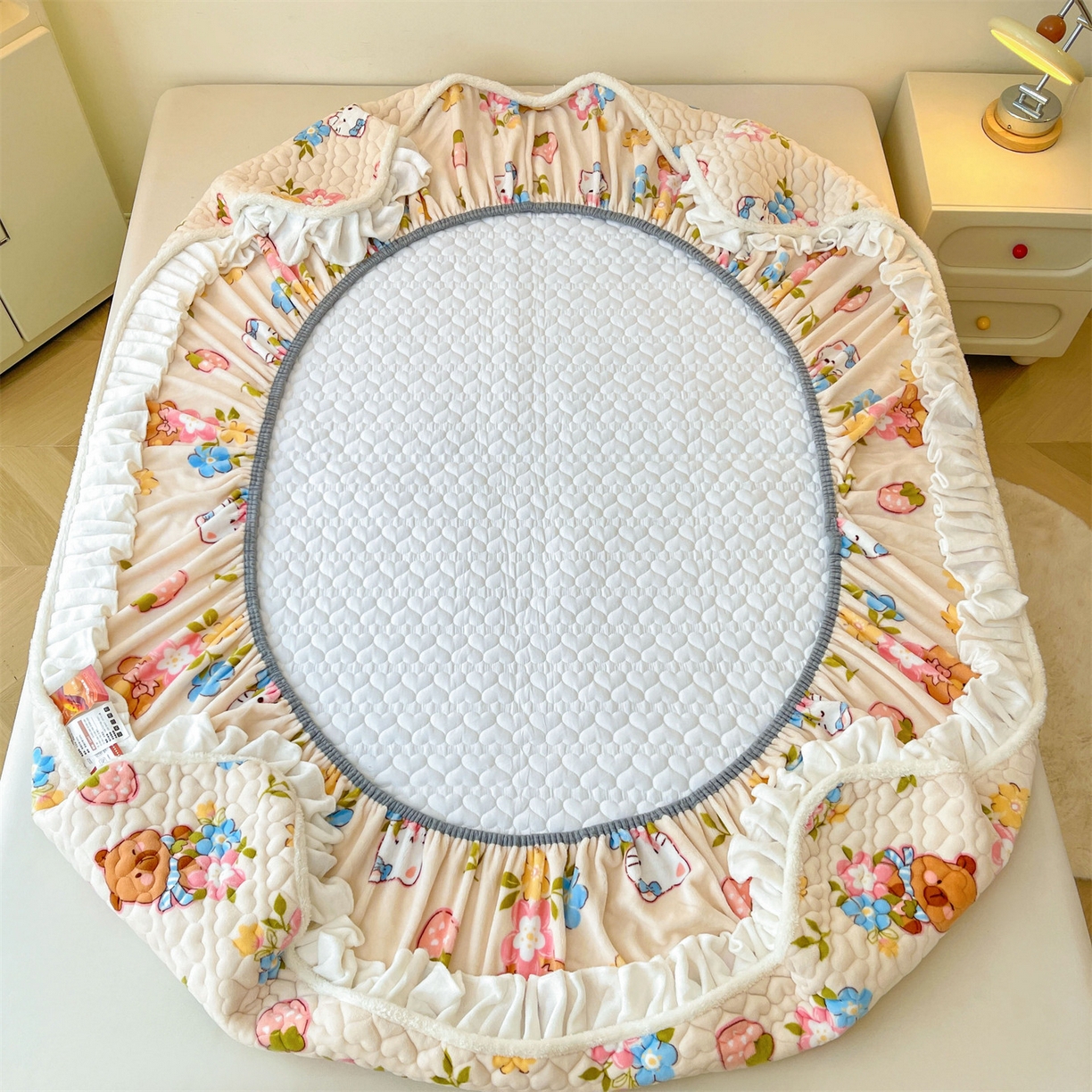 91家纺网 家纺一手货源 找家纺 雯豆家纺 2025新款牛奶绒花边床笠单床笠单品床笠单件床笠 牛奶绒花边床笠-彩色萌宠