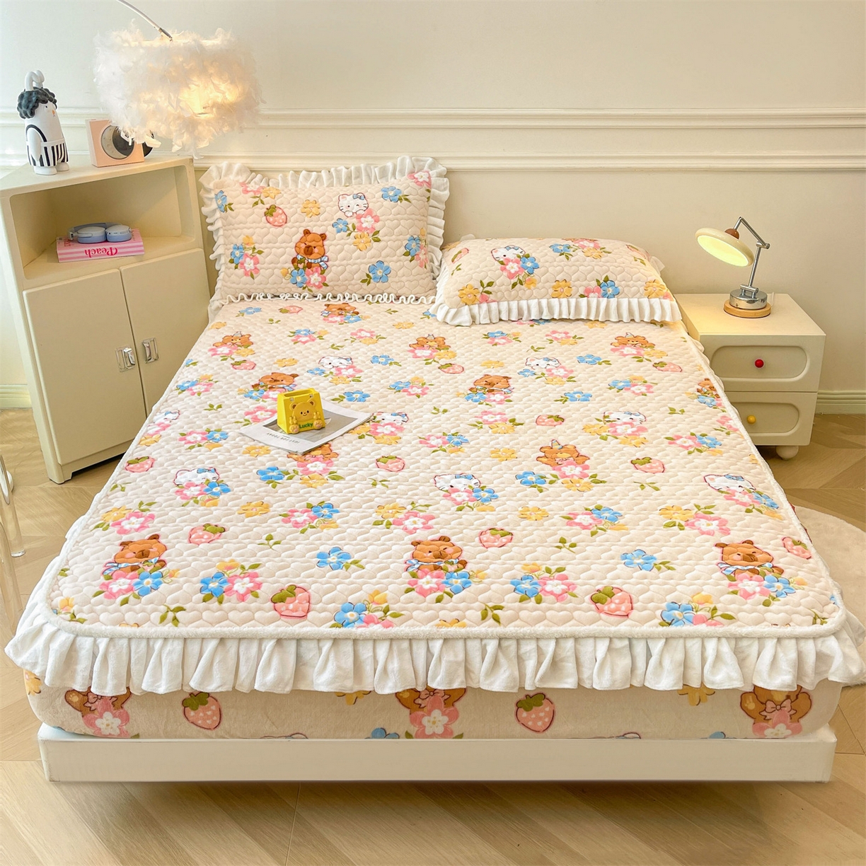 91家纺网 家纺一手货源 找家纺 雯豆家纺 2025新款牛奶绒花边床笠单床笠单品床笠单件床笠 牛奶绒花边床笠-彩色萌宠