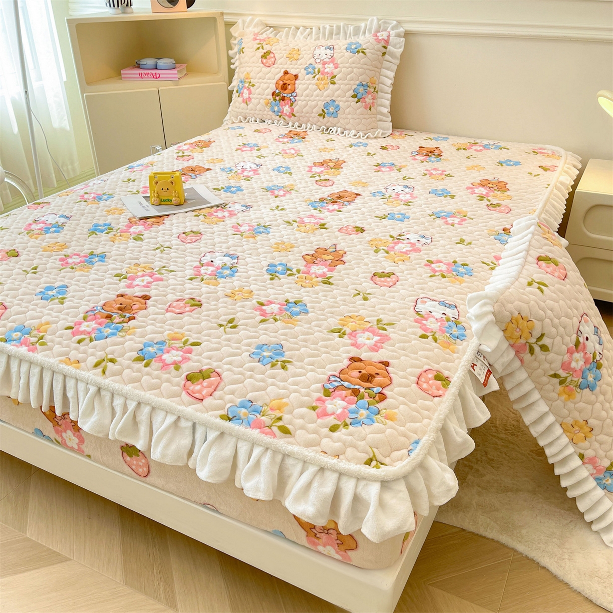 91家纺网 家纺一手货源 找家纺 雯豆家纺 2025新款牛奶绒花边床笠单床笠单品床笠单件床笠 牛奶绒花边床笠-彩色萌宠