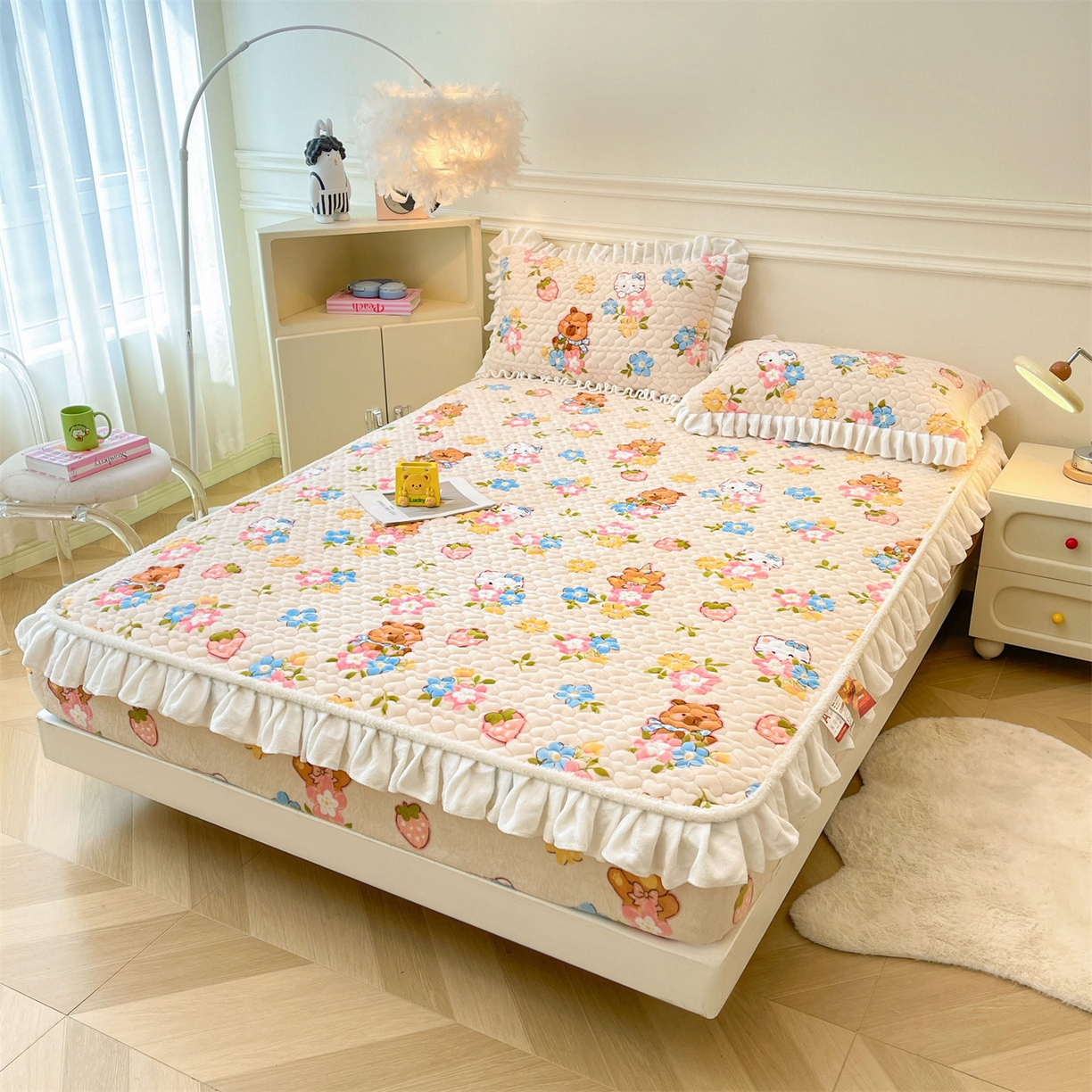 91家纺网 家纺一手货源 找家纺 雯豆家纺 2025新款牛奶绒花边床笠单床笠单品床笠单件床笠 牛奶绒花边床笠-彩色萌宠