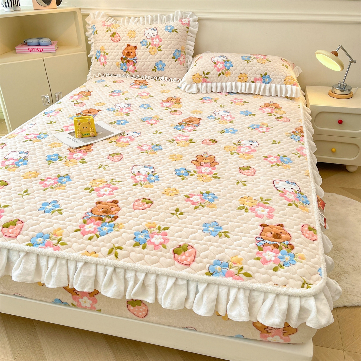 91家纺网 家纺一手货源 找家纺 雯豆家纺 2025新款牛奶绒花边床笠单床笠单品床笠单件床笠 牛奶绒花边床笠-彩色萌宠