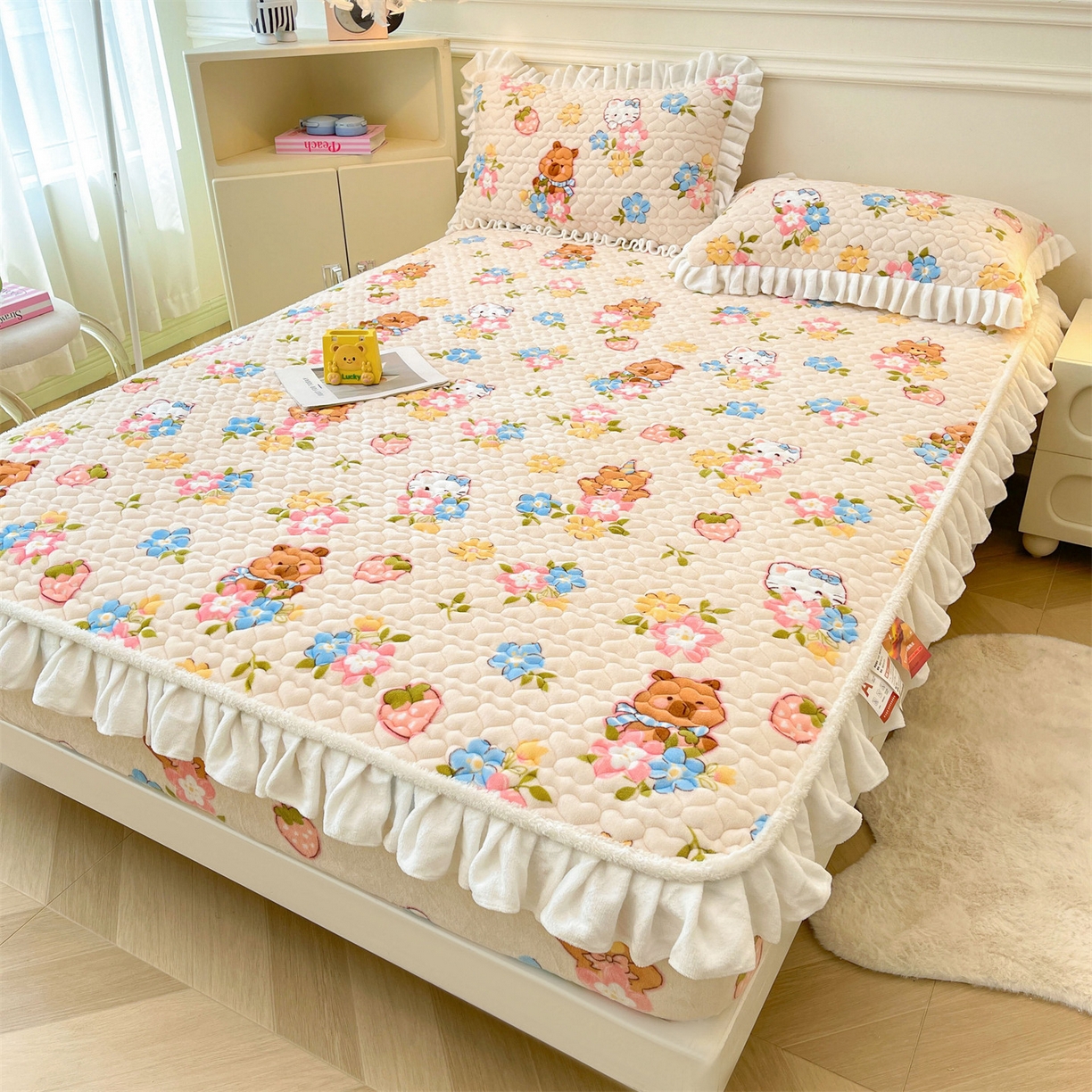 91家纺网 家纺一手货源 找家纺 雯豆家纺 2025新款牛奶绒花边床笠单床笠单品床笠单件床笠 牛奶绒花边床笠-彩色萌宠