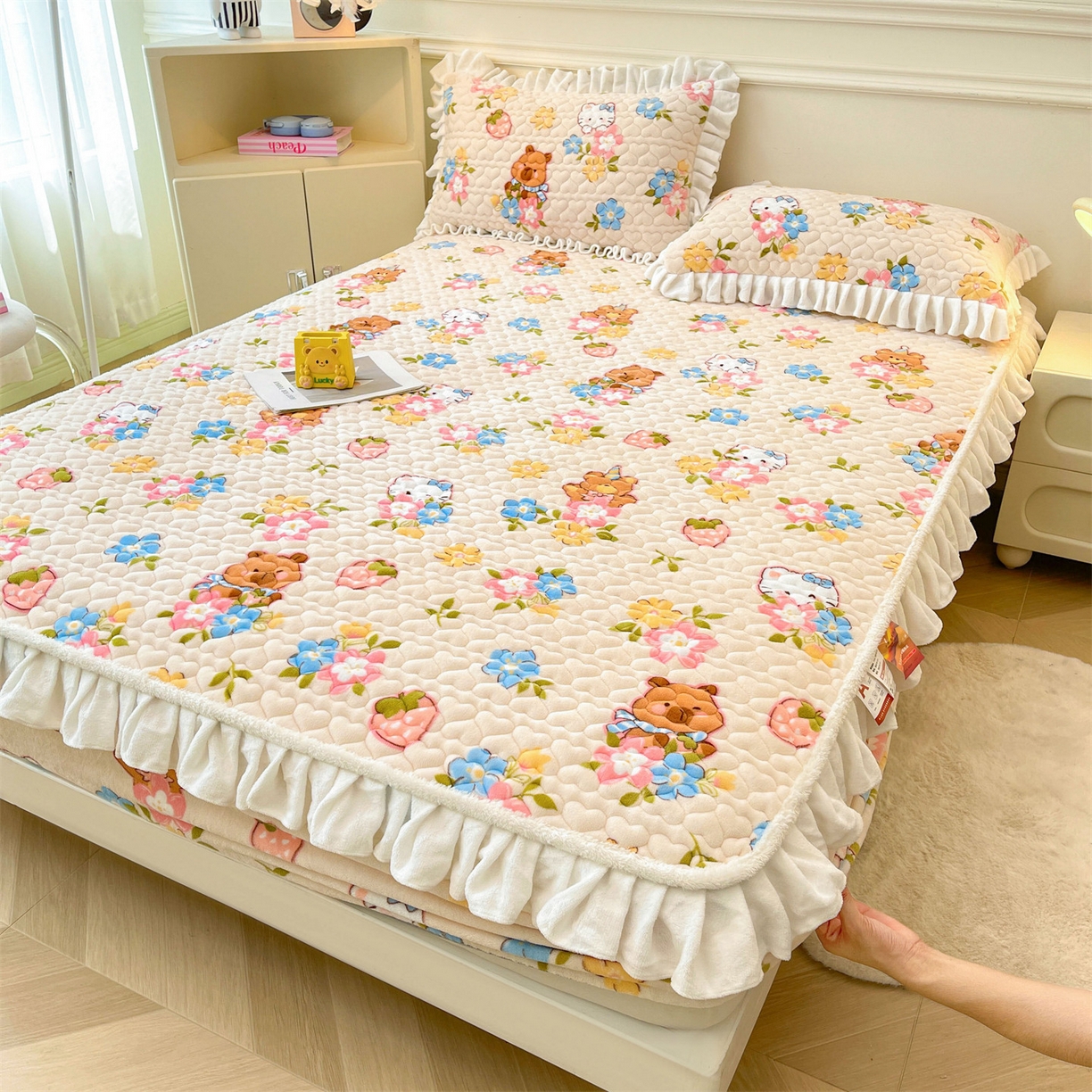 91家纺网 家纺一手货源 找家纺 雯豆家纺 2025新款牛奶绒花边床笠单床笠单品床笠单件床笠 牛奶绒花边床笠-彩色萌宠