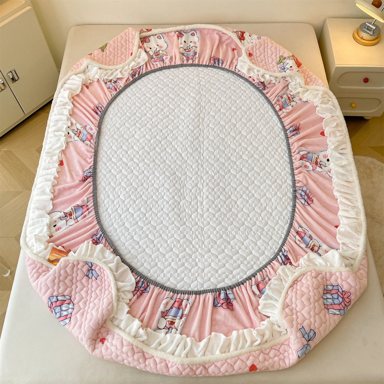 91家纺网 家纺一手货源 找家纺 雯豆家纺 2025新款牛奶绒花边床笠单床笠单品床笠单件床笠 牛奶绒花边床笠-茶杯猫咪