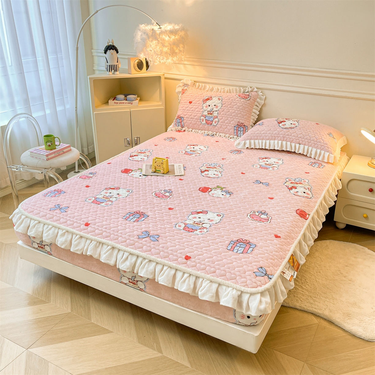 91家纺网 家纺一手货源 找家纺 雯豆家纺 2025新款牛奶绒花边床笠单床笠单品床笠单件床笠 牛奶绒花边床笠-茶杯猫咪