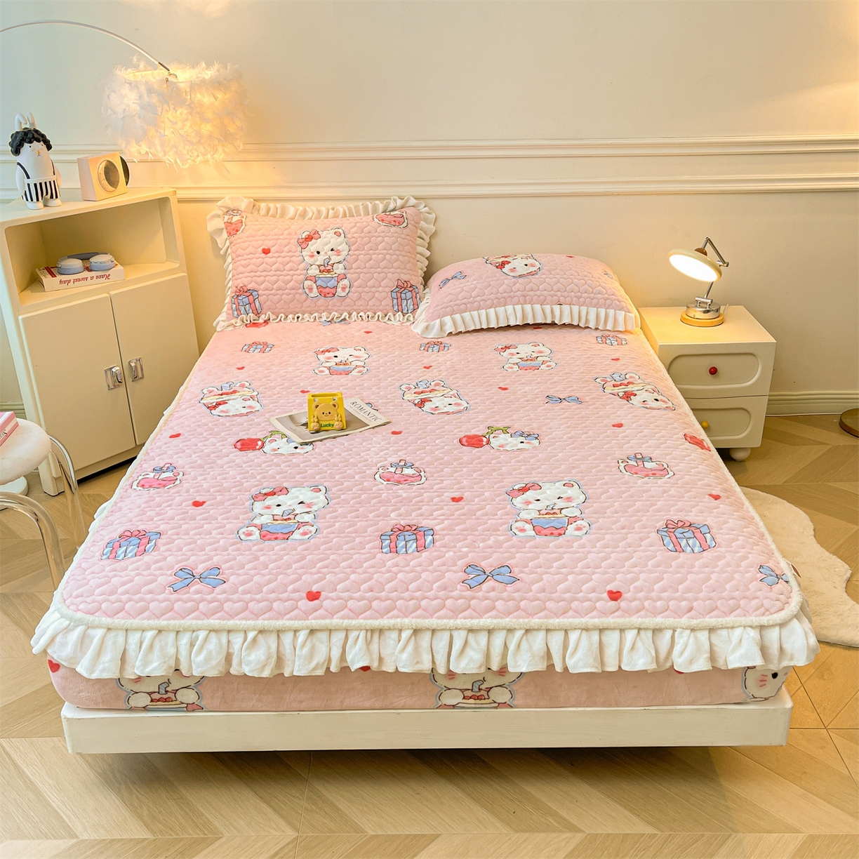 91家纺网 家纺一手货源 找家纺 雯豆家纺 2025新款牛奶绒花边床笠单床笠单品床笠单件床笠 牛奶绒花边床笠-茶杯猫咪