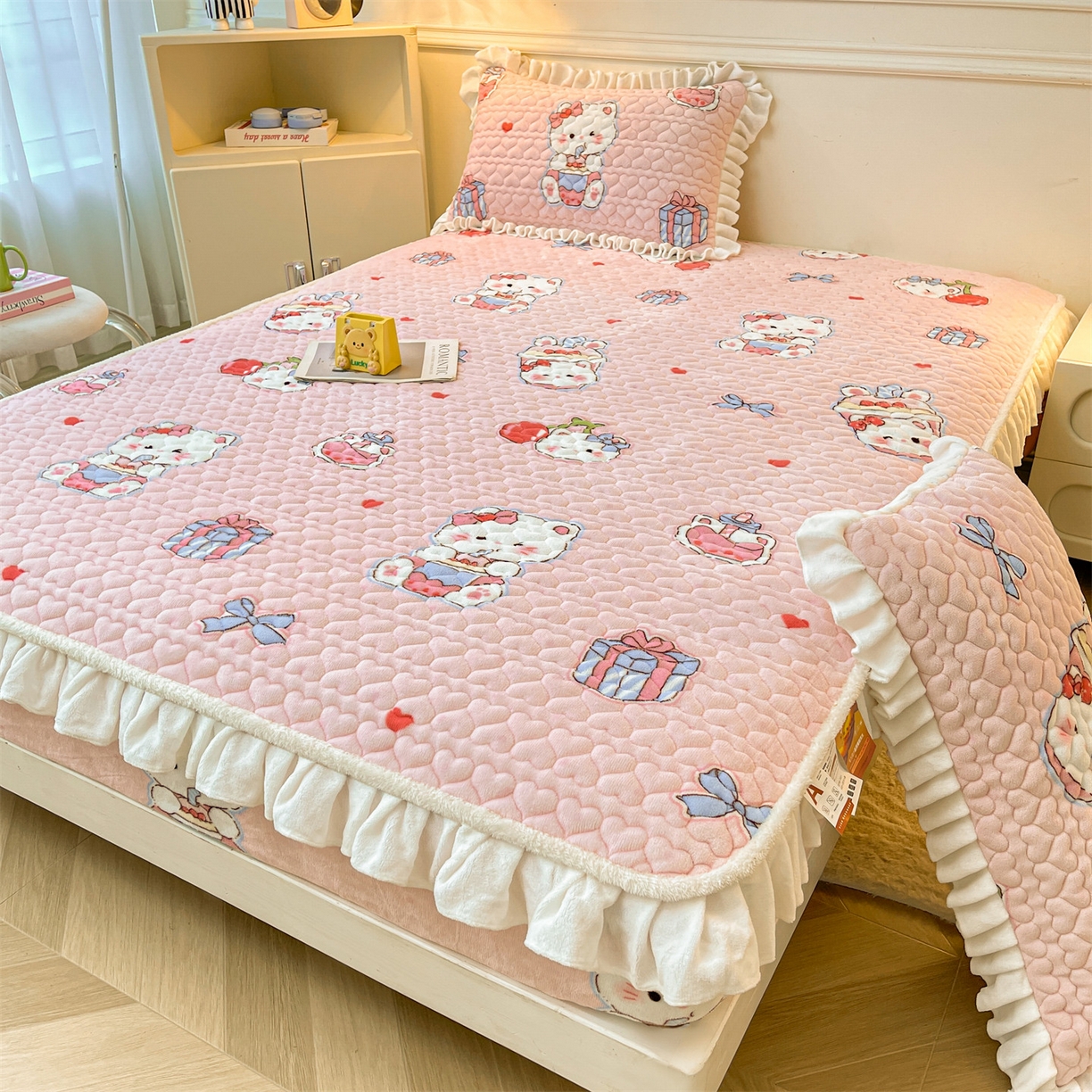 91家纺网 家纺一手货源 找家纺 雯豆家纺 2025新款牛奶绒花边床笠单床笠单品床笠单件床笠 牛奶绒花边床笠-茶杯猫咪