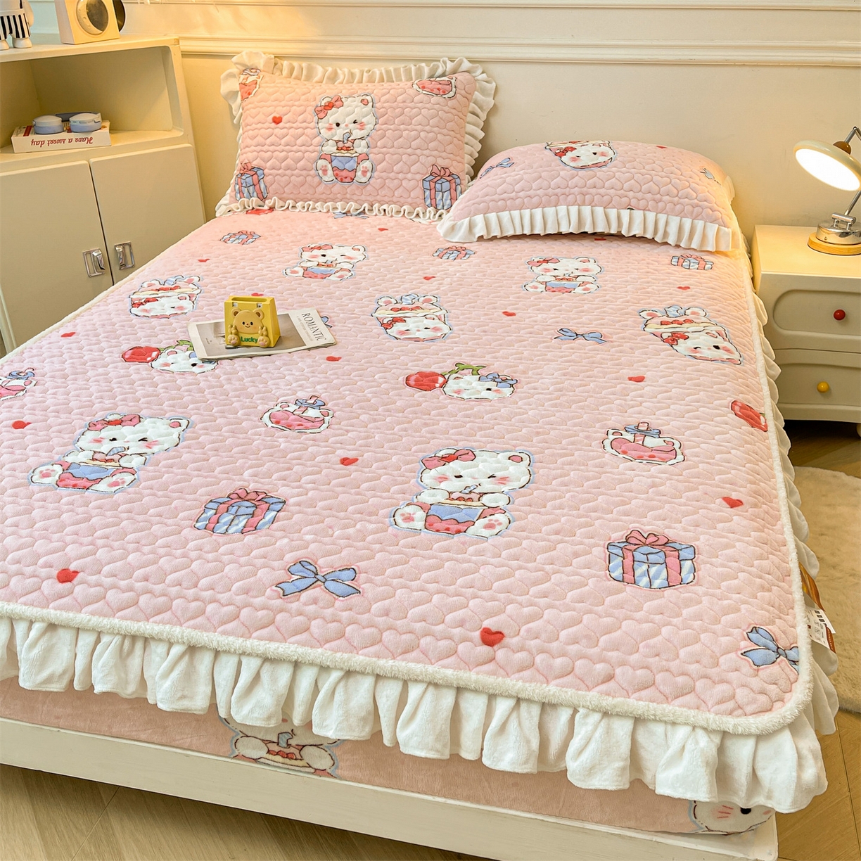 91家纺网 家纺一手货源 找家纺 雯豆家纺 2025新款牛奶绒花边床笠单床笠单品床笠单件床笠 牛奶绒花边床笠-茶杯猫咪