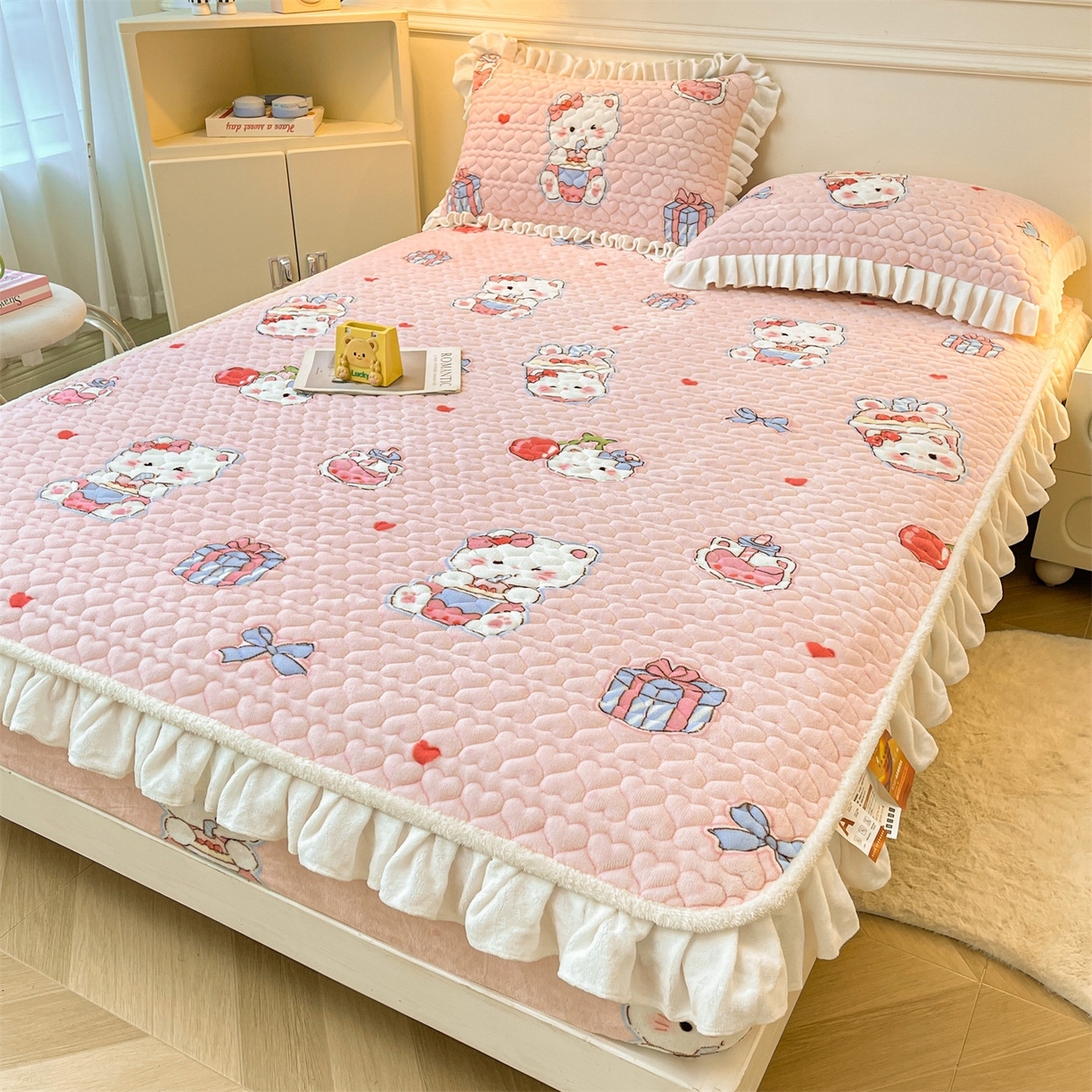 91家纺网 家纺一手货源 找家纺 雯豆家纺 2025新款牛奶绒花边床笠单床笠单品床笠单件床笠 牛奶绒花边床笠-茶杯猫咪