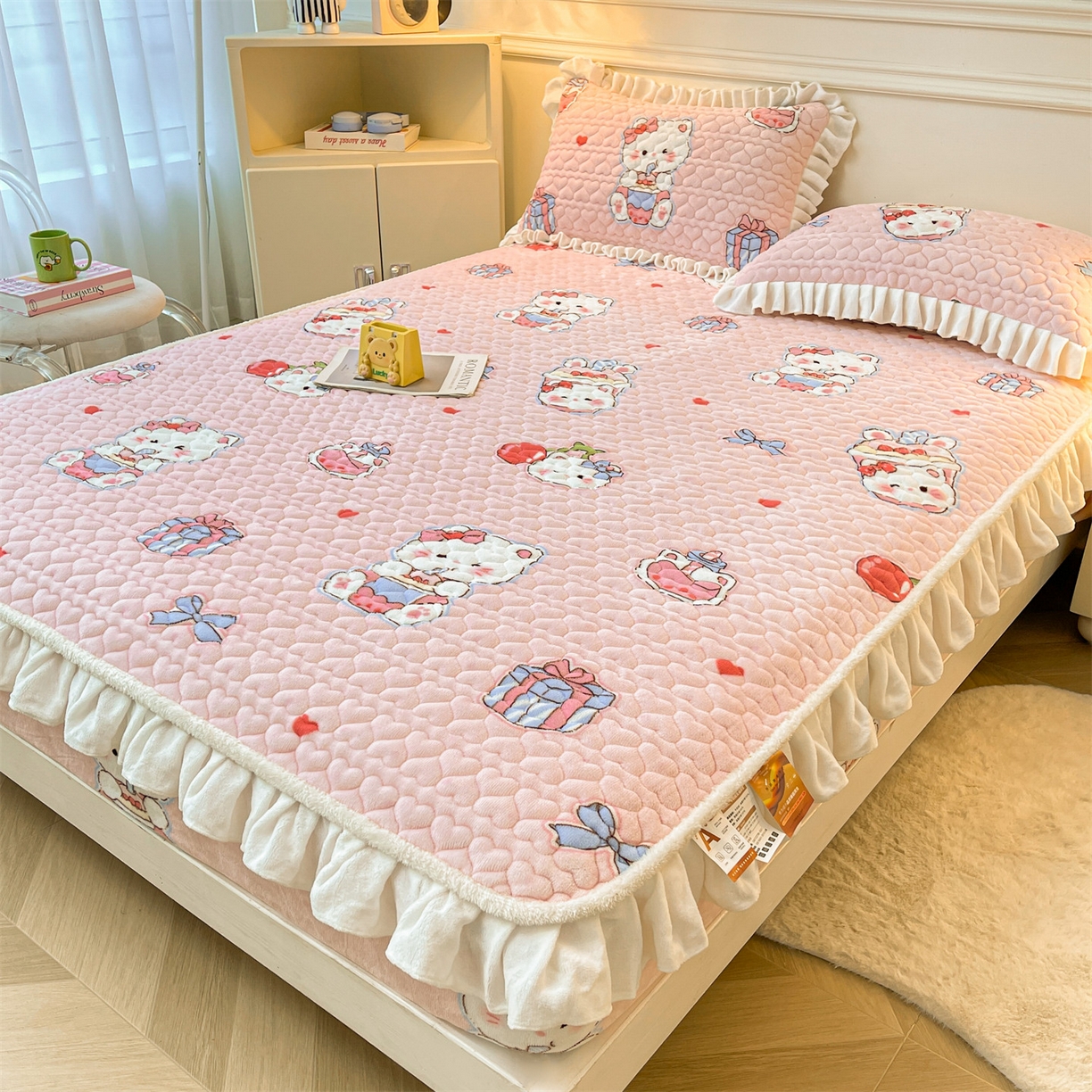 91家纺网 家纺一手货源 找家纺 雯豆家纺 2025新款牛奶绒花边床笠单床笠单品床笠单件床笠 牛奶绒花边床笠-茶杯猫咪