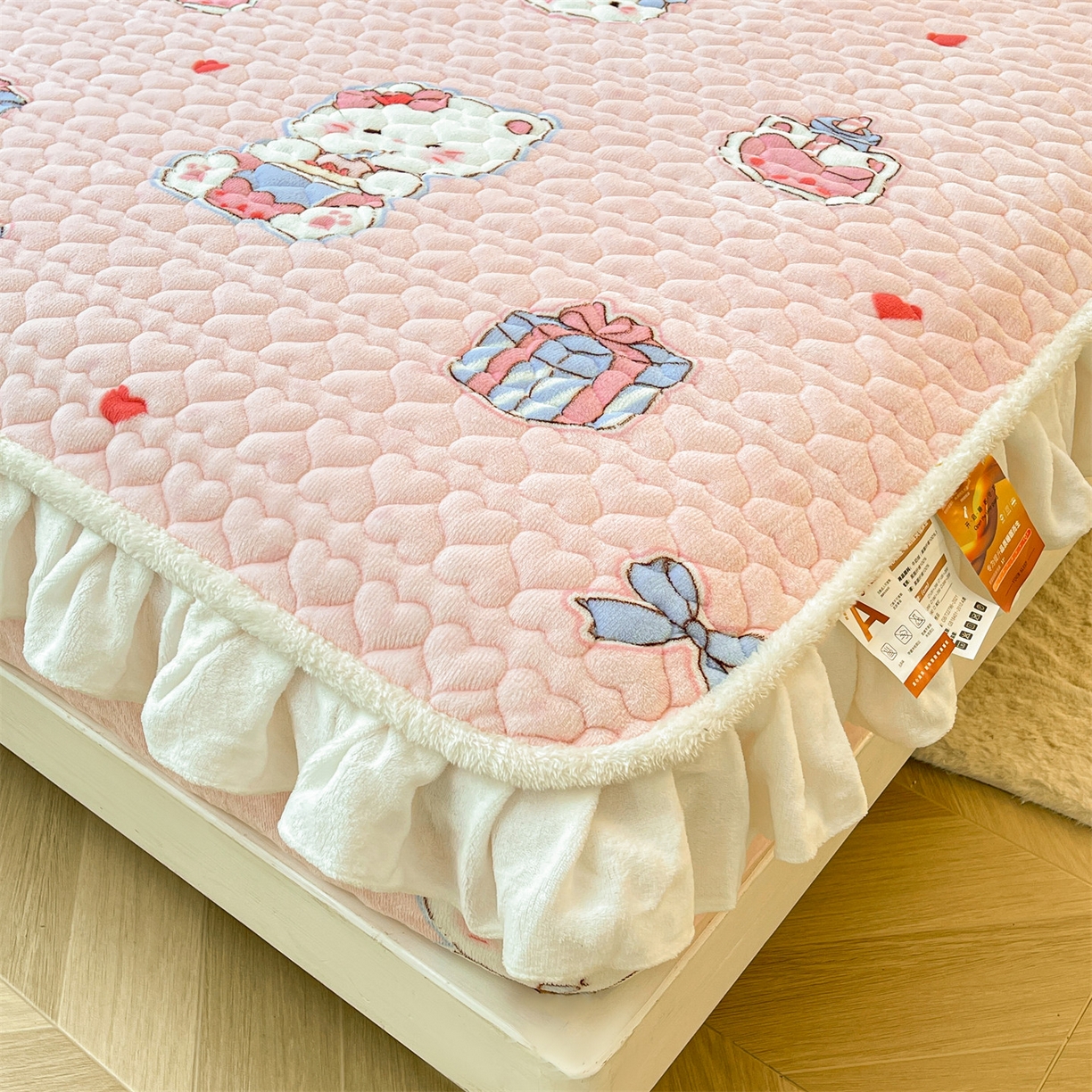 91家纺网 家纺一手货源 找家纺 雯豆家纺 2025新款牛奶绒花边床笠单床笠单品床笠单件床笠 牛奶绒花边床笠-茶杯猫咪