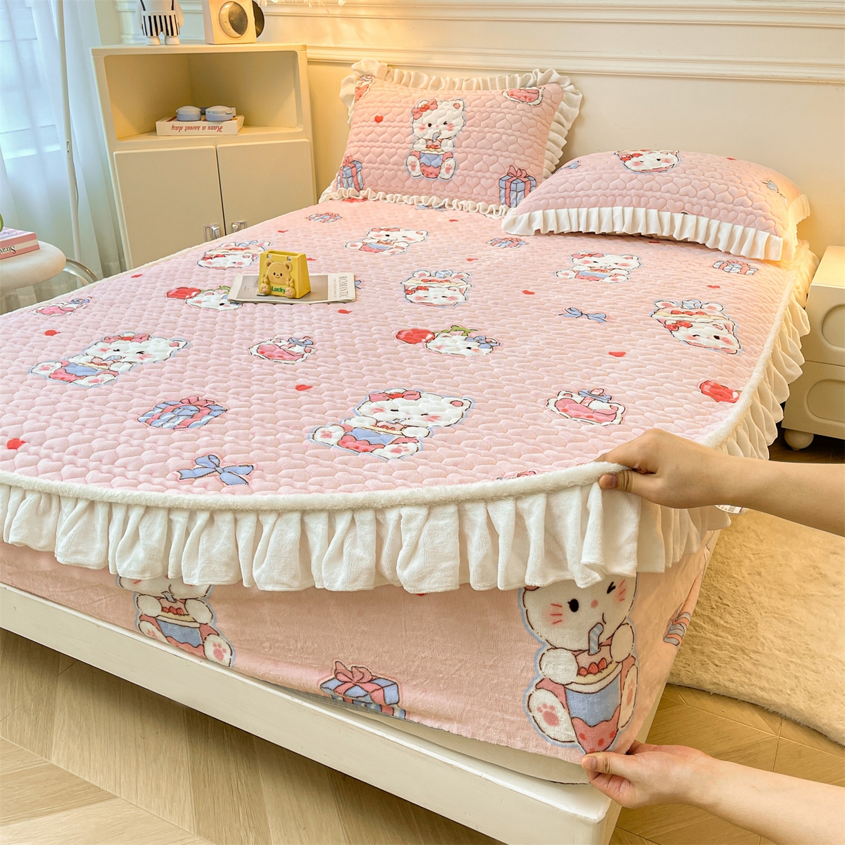 91家纺网 家纺一手货源 找家纺 雯豆家纺 2025新款牛奶绒花边床笠单床笠单品床笠单件床笠 牛奶绒花边床笠-茶杯猫咪