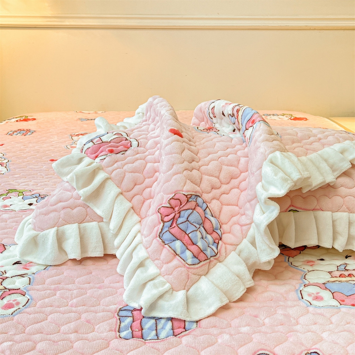 91家纺网 家纺一手货源 找家纺 雯豆家纺 2025新款牛奶绒花边床笠单床笠单品床笠单件床笠 牛奶绒花边床笠-茶杯猫咪