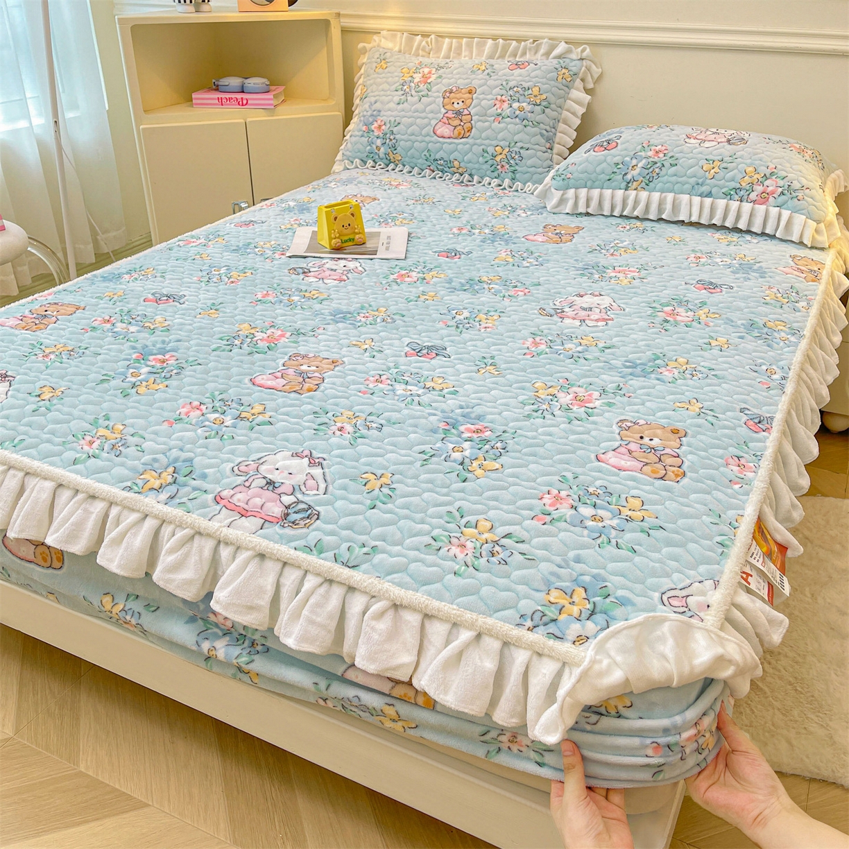 91家纺网 家纺一手货源 找家纺 雯豆家纺 2025新款牛奶绒花边床笠单床笠单品床笠单件床笠 牛奶绒花边床笠-多彩生活