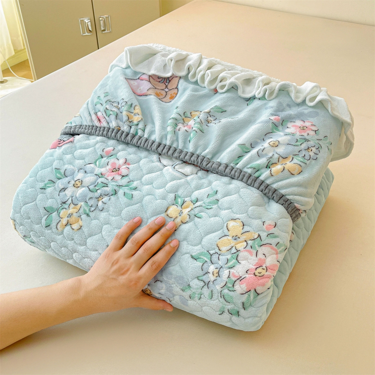 91家纺网 家纺一手货源 找家纺 雯豆家纺 2025新款牛奶绒花边床笠单床笠单品床笠单件床笠 牛奶绒花边床笠-多彩生活