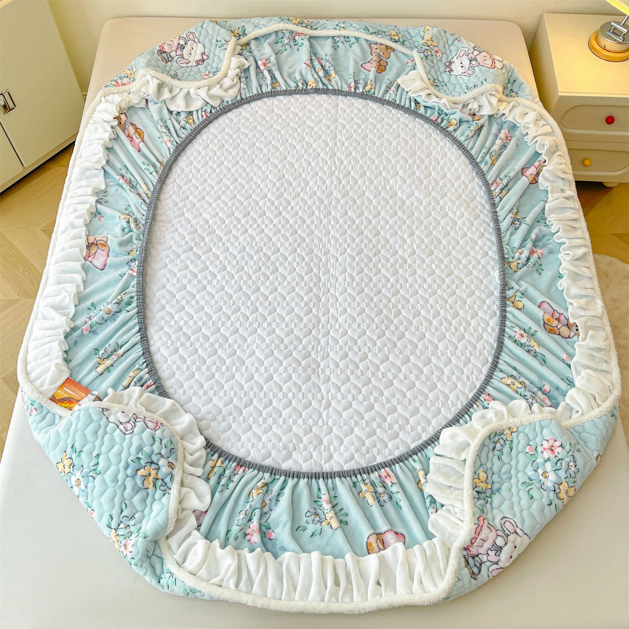 91家纺网 家纺一手货源 找家纺 雯豆家纺 2025新款牛奶绒花边床笠单床笠单品床笠单件床笠 牛奶绒花边床笠-多彩生活